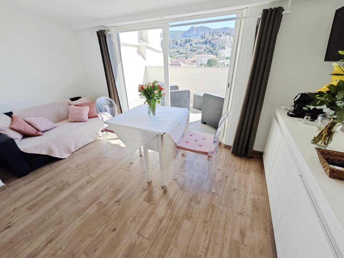 Apartment with Terrace and Sea View photo 1
