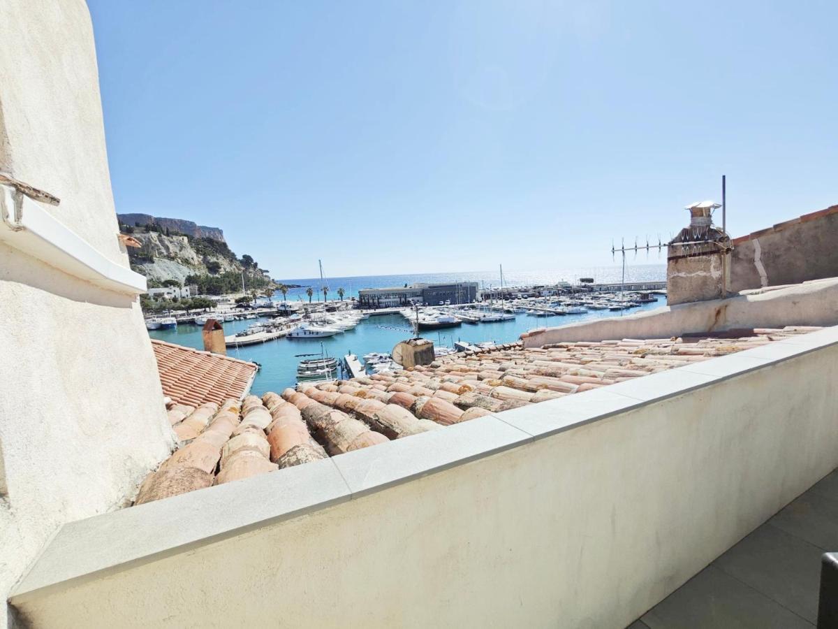 Apartment with Terrace and Sea View photo 2