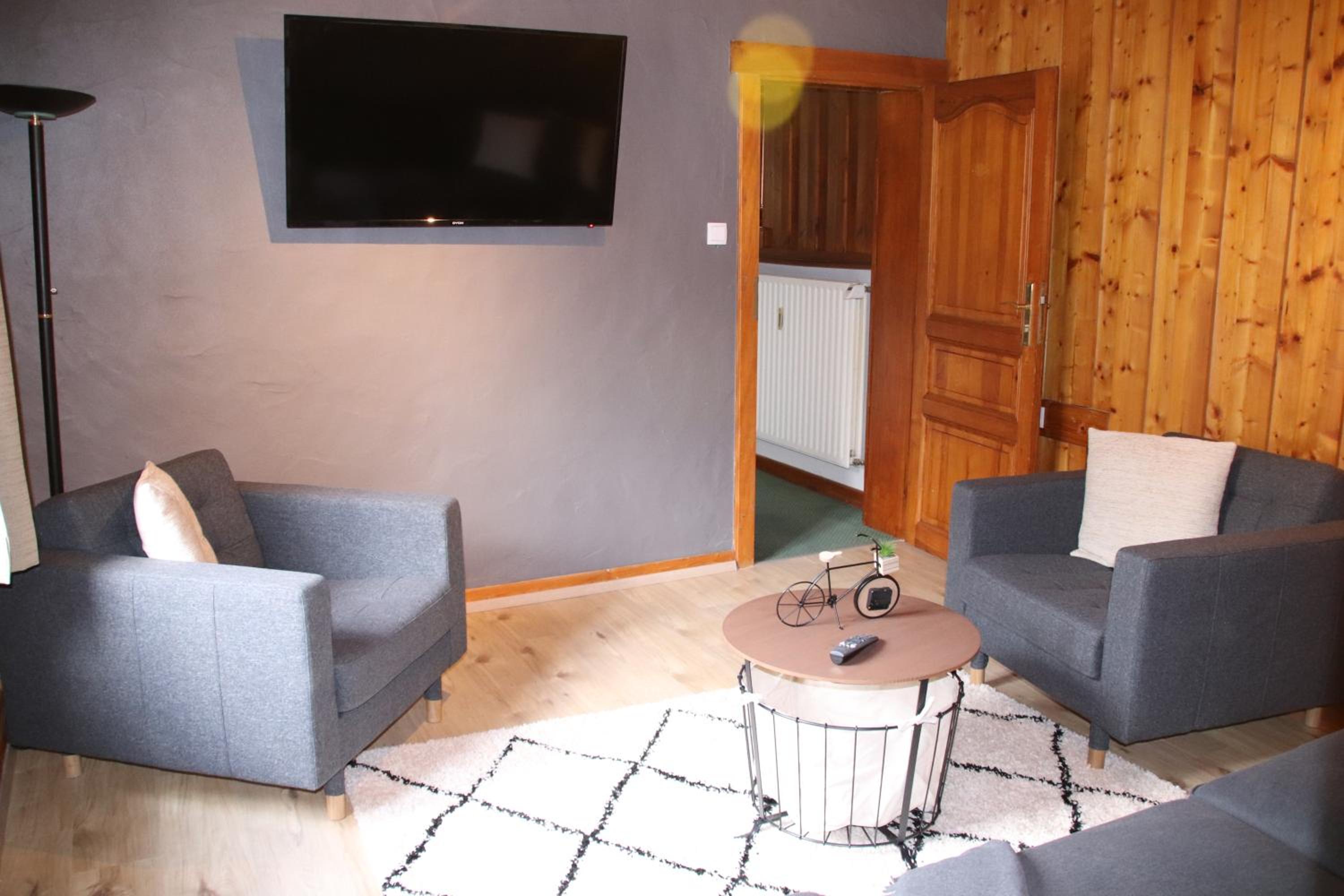 Family Room with Shared Bathroom photo 2