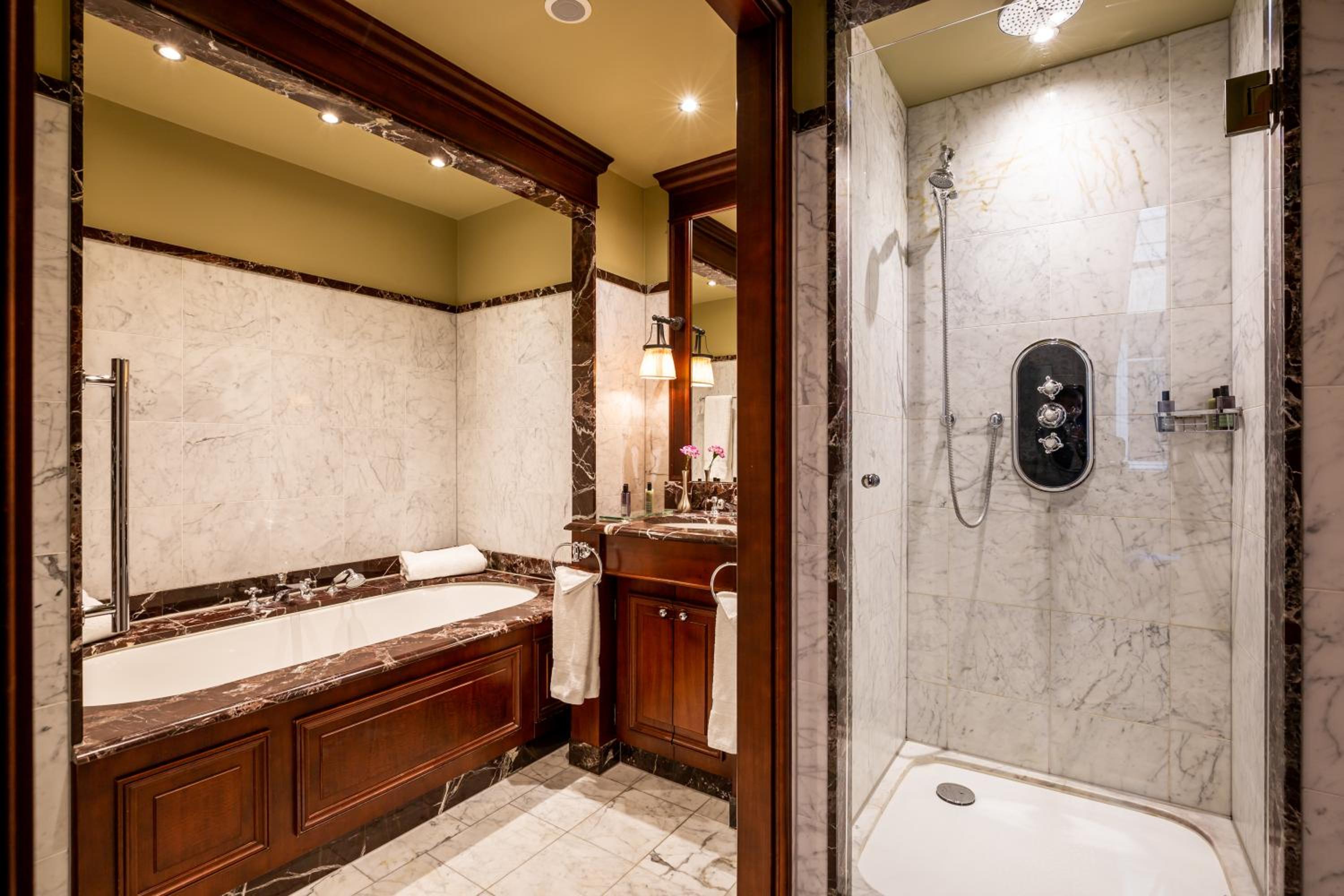 Junior King Suite - Photo 3