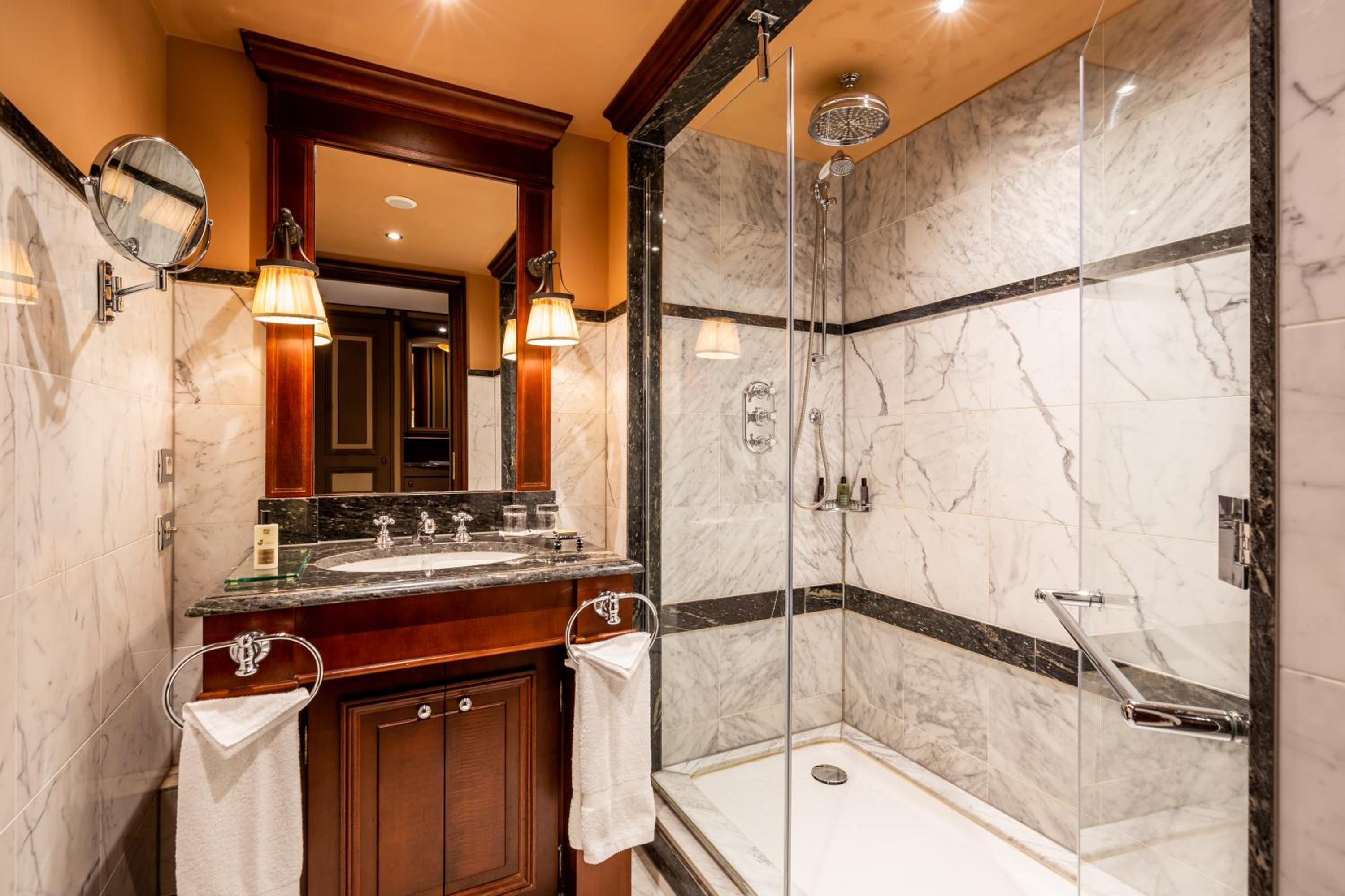 King Suite with Wine Bar - Photo 3