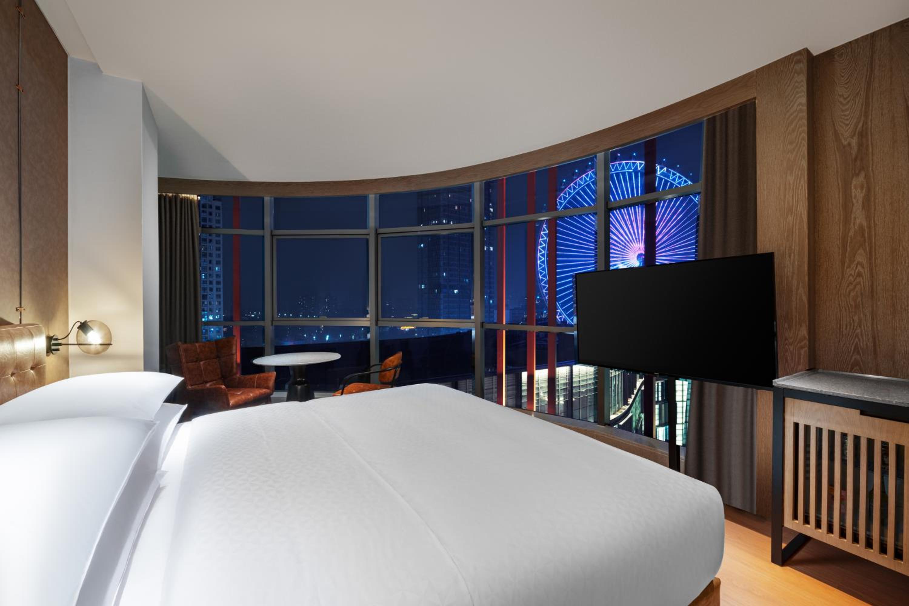 Modern King Room with City View - Photo 7