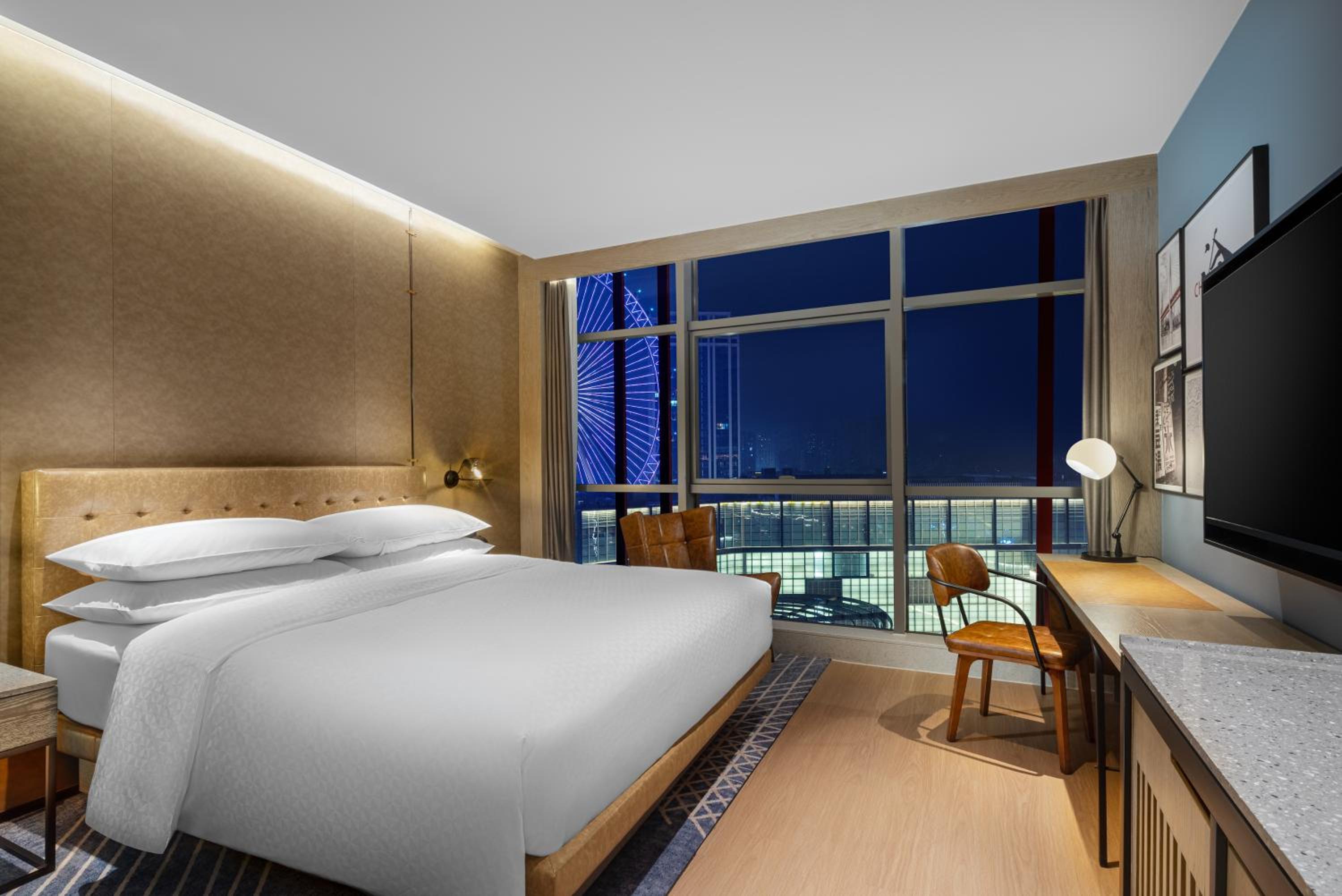 Modern King Room with City View - Photo 6