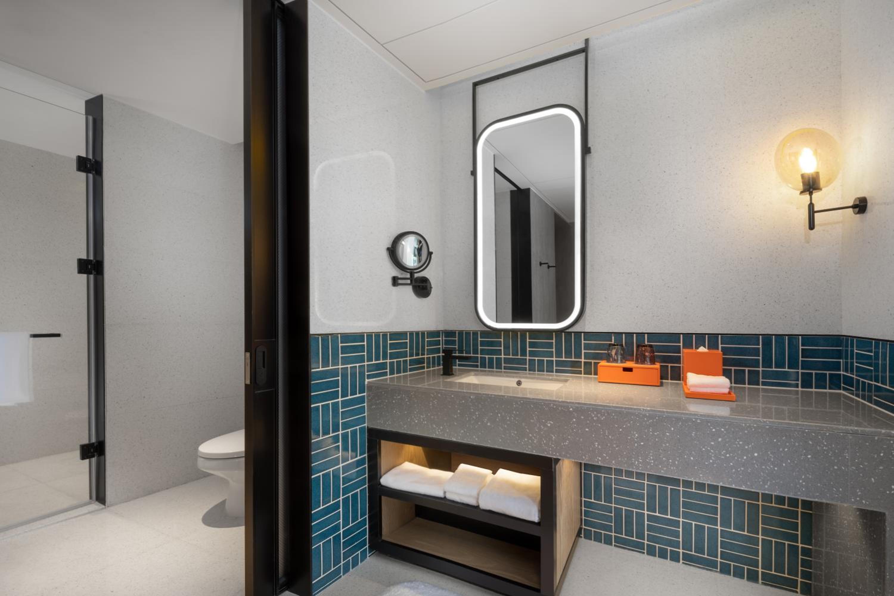 Modern King Room with City View - Photo 3