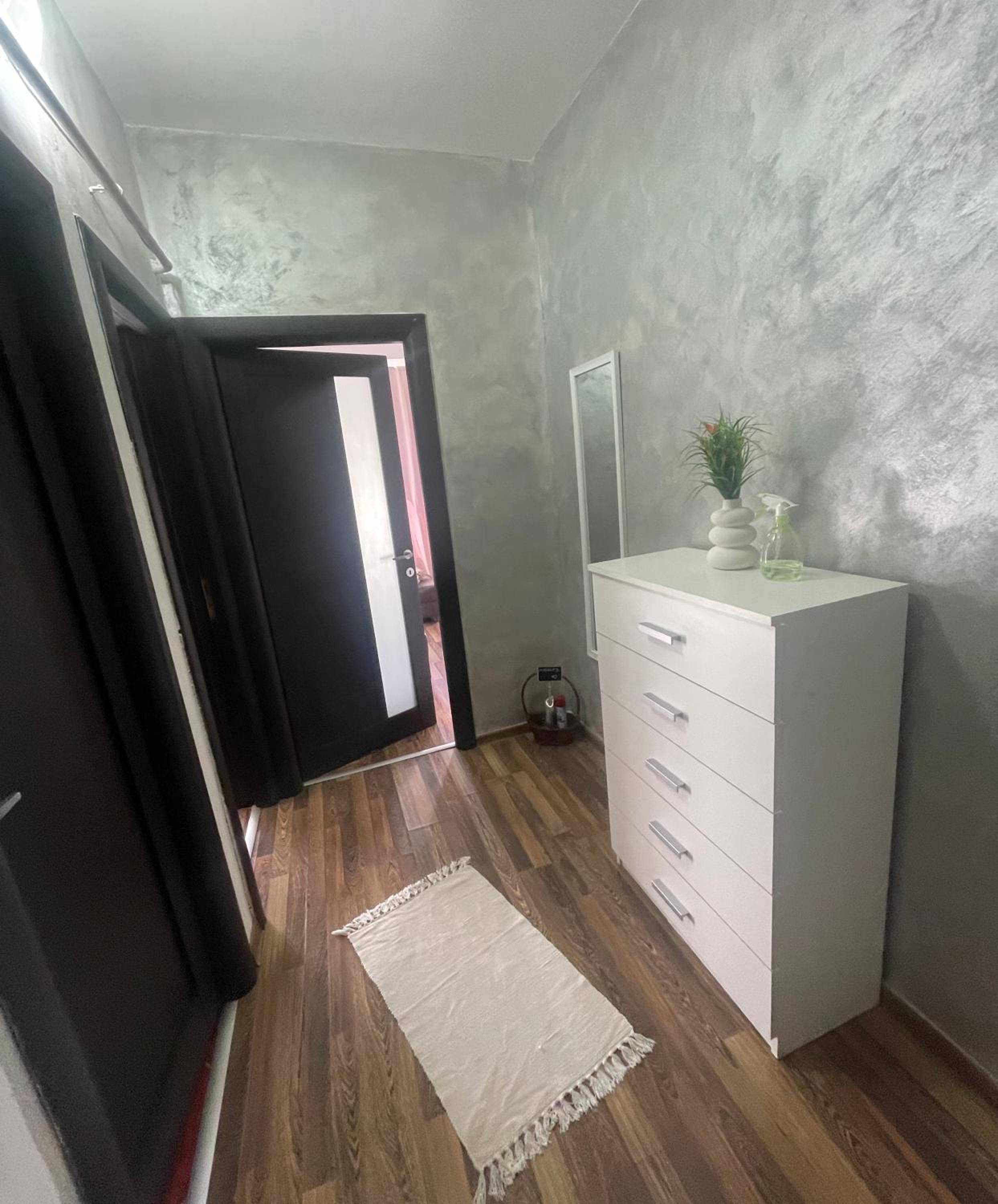 One-Bedroom Apartment - Photo 1