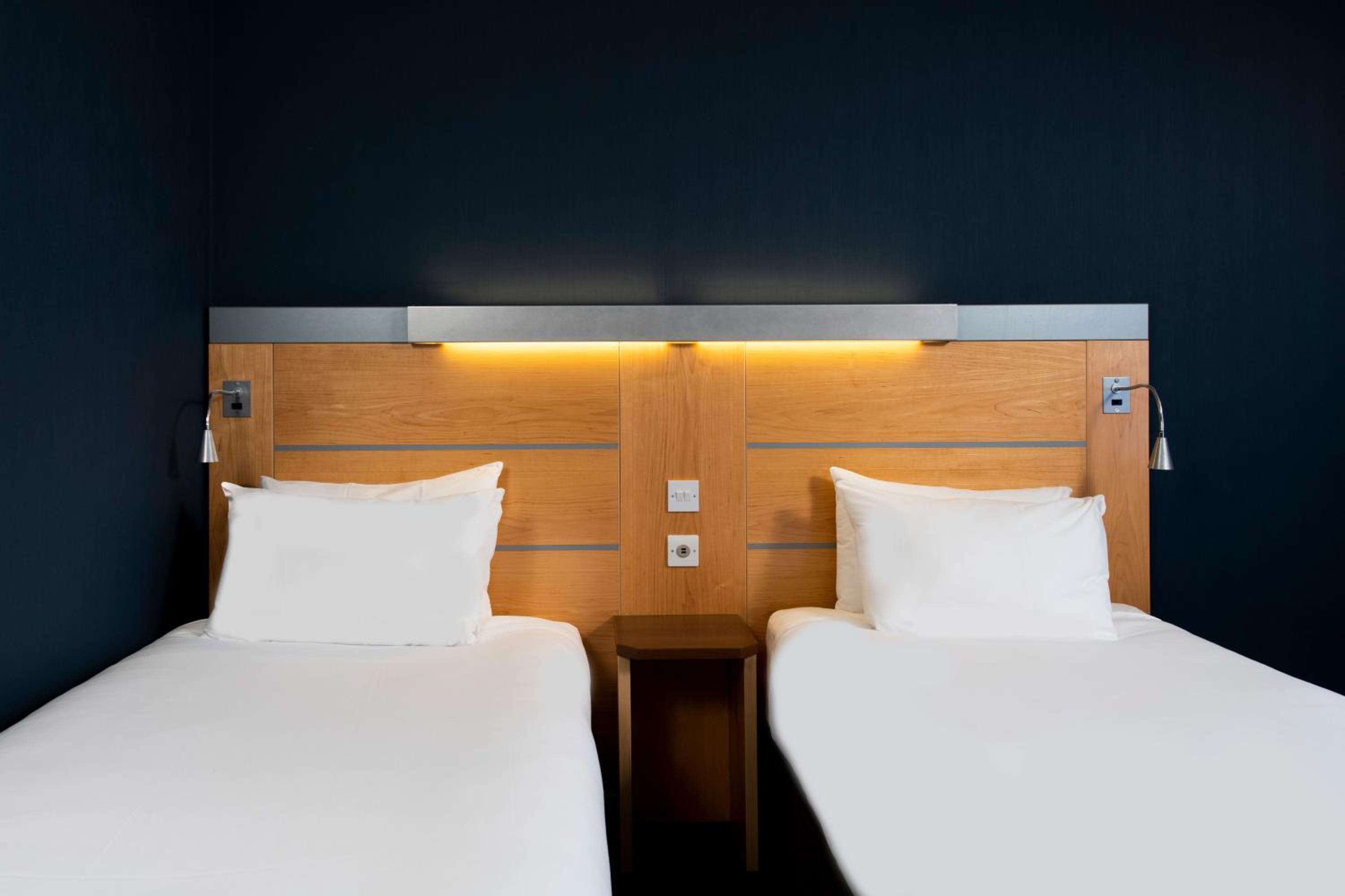 Standard Twin Room with Free Hot Breakfast - Accessible - Photo 4