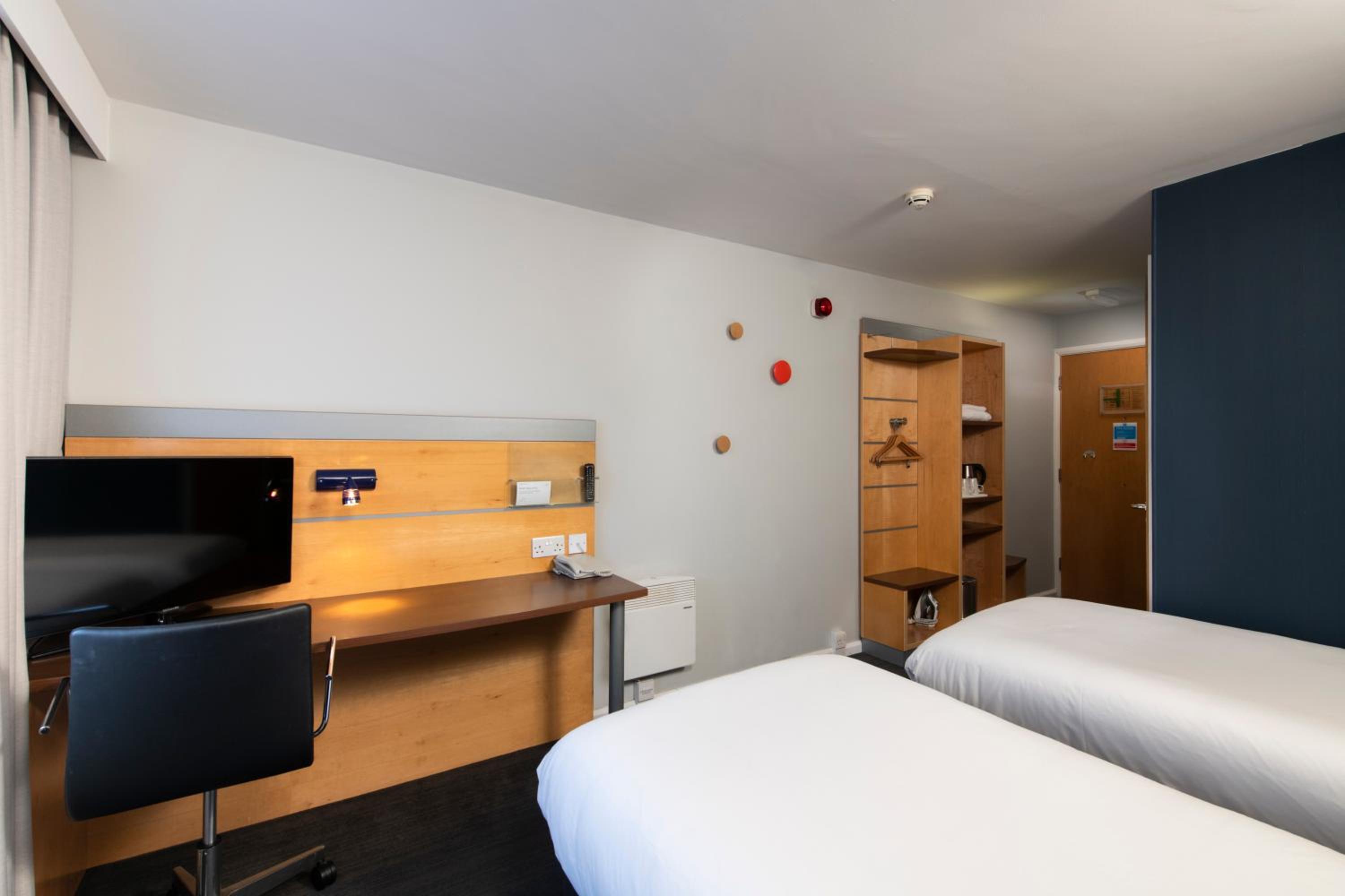 Standard Twin Room with Free Hot Breakfast - Accessible - Photo 2