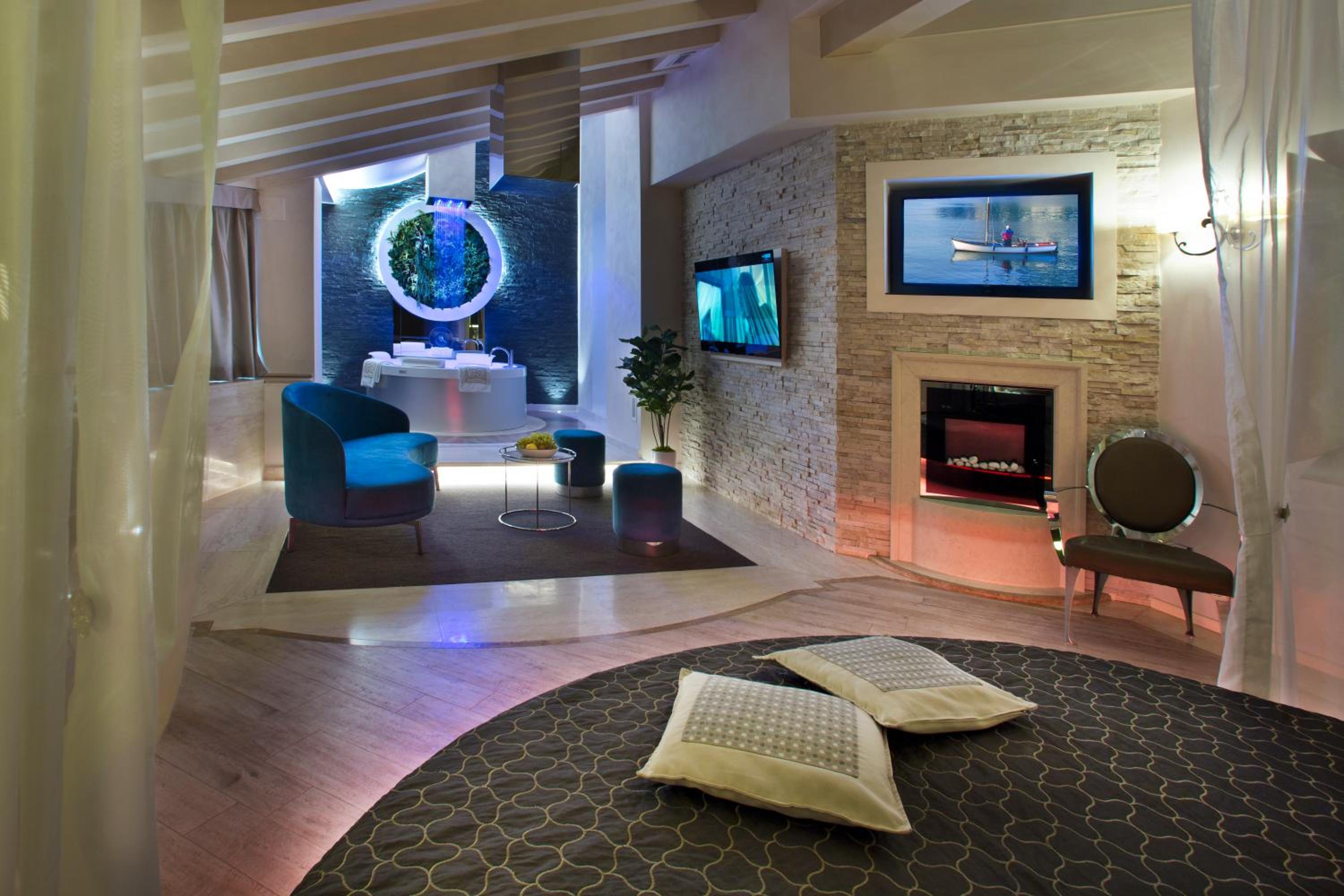 Suite - Photo 1