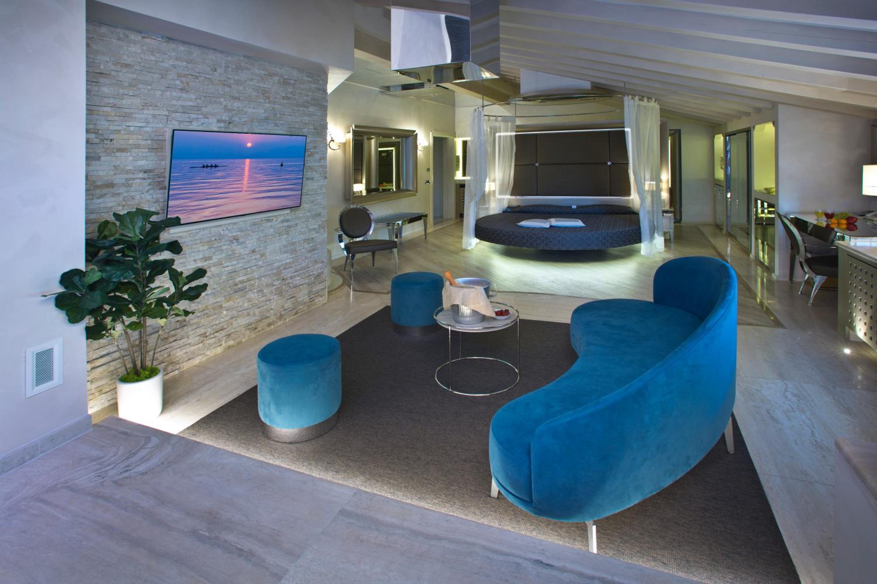 Suite - Photo 7