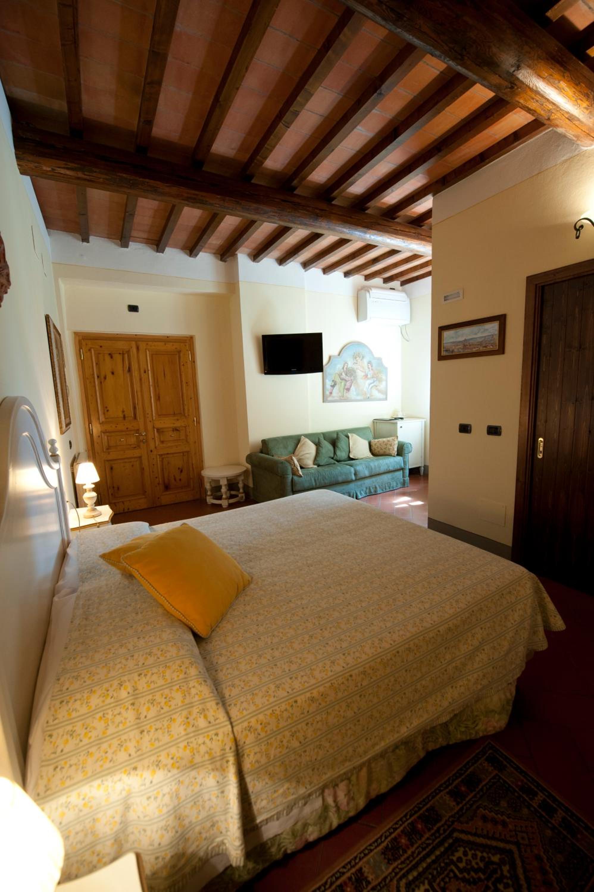 Standard Double Room - Photo 8