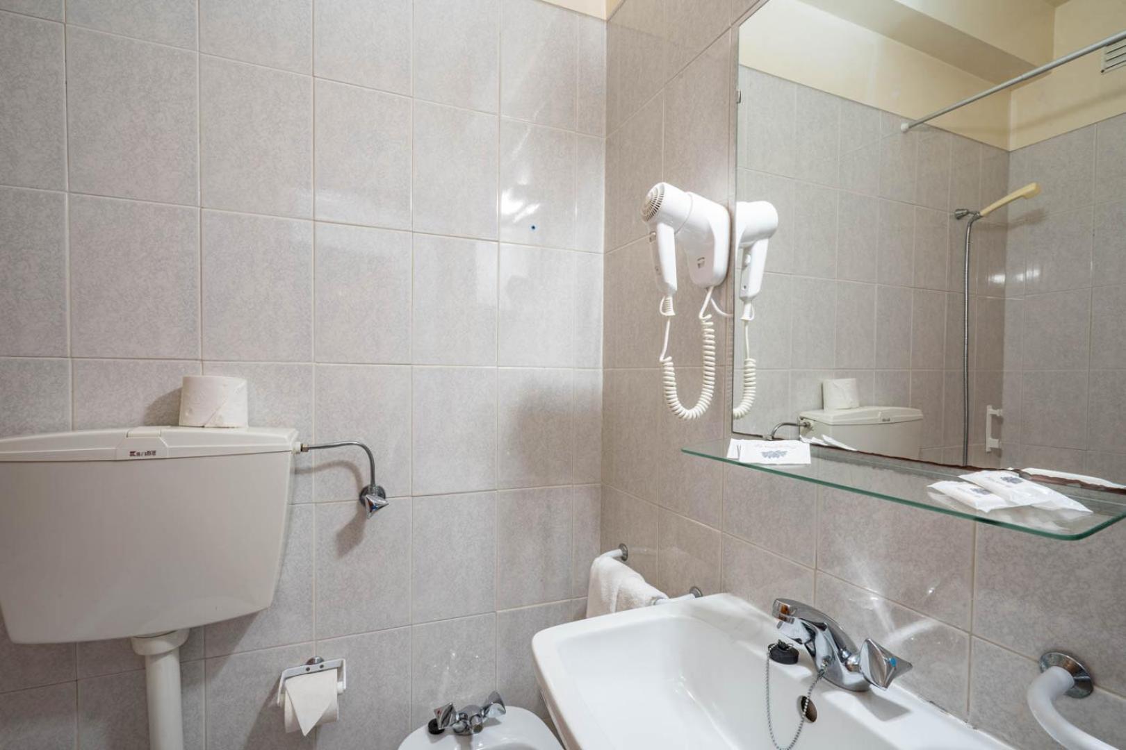 Double or Twin Room - Photo 4