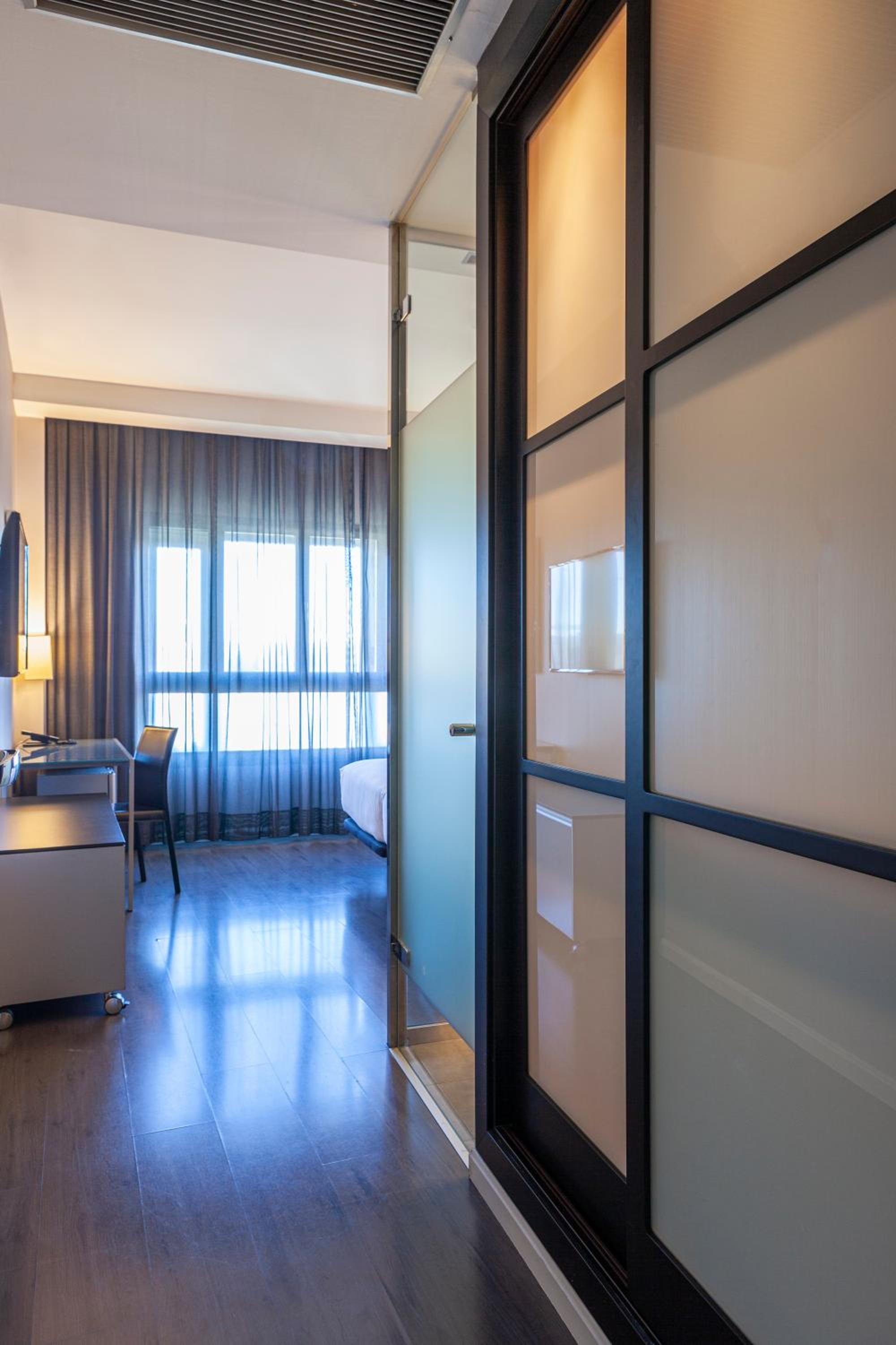 Twin Room thumbnail 6