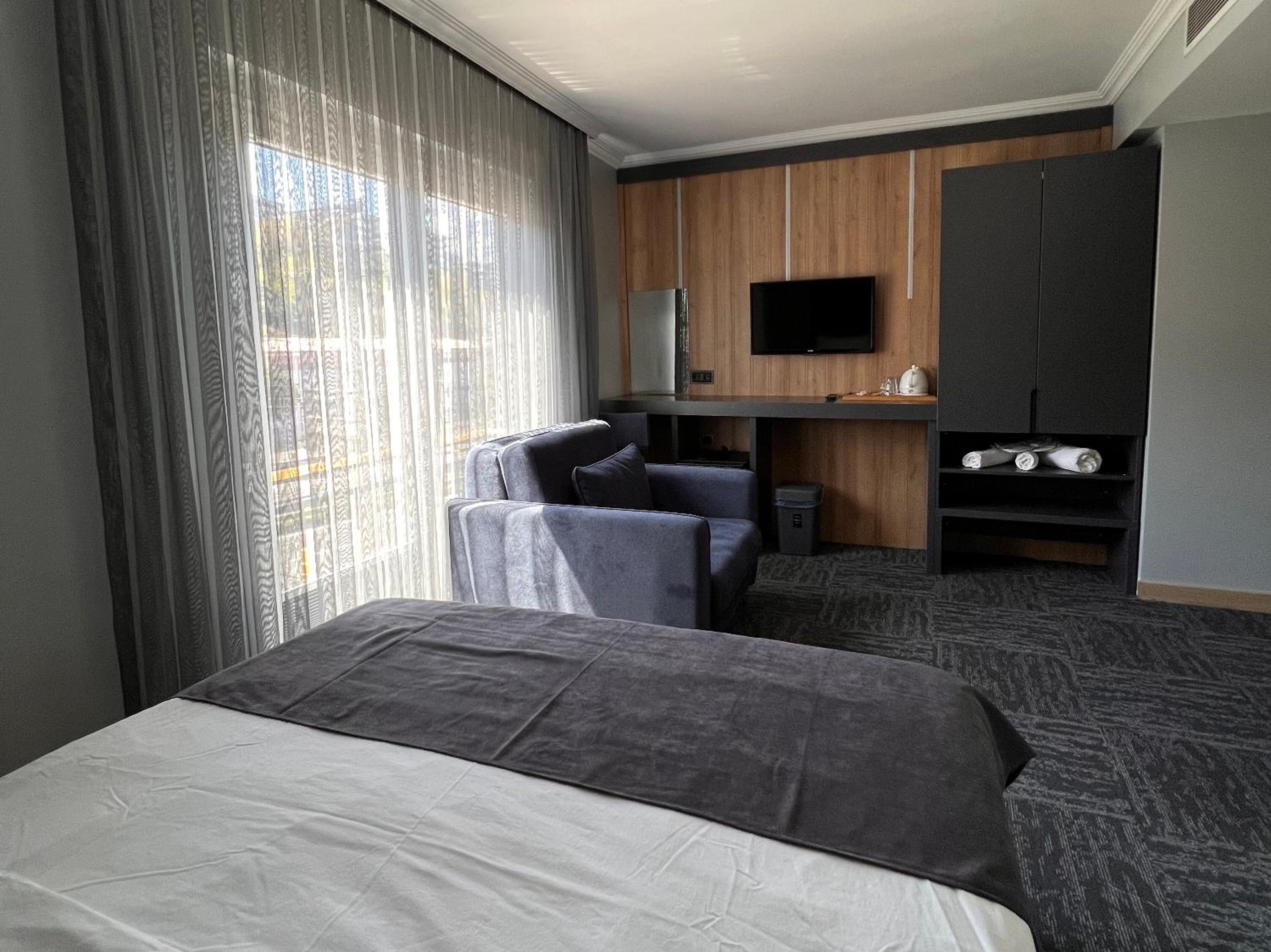 Double or Twin Room with City View photo 2