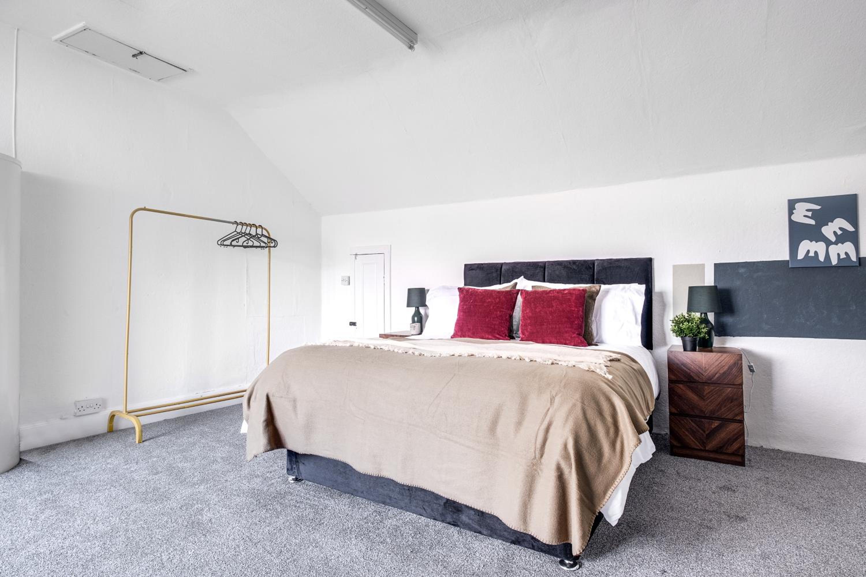 Five-Bedroom House photo 1