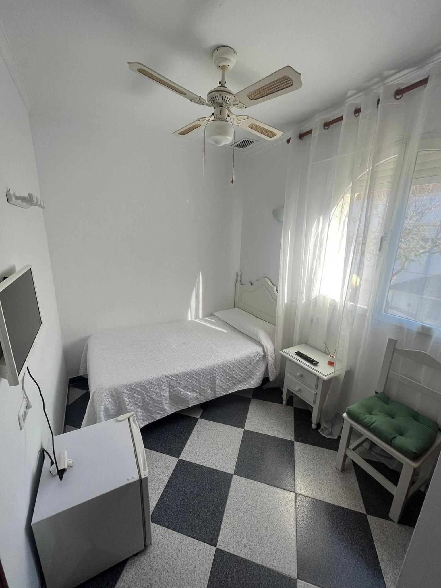Single Room with Private Bathroom photo 1
