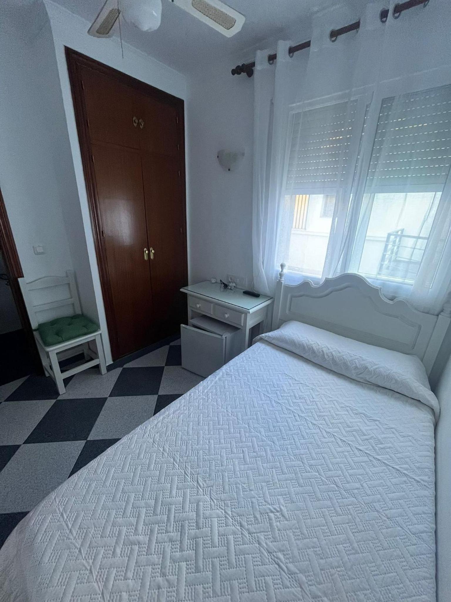 Single Room with Private Bathroom photo 2