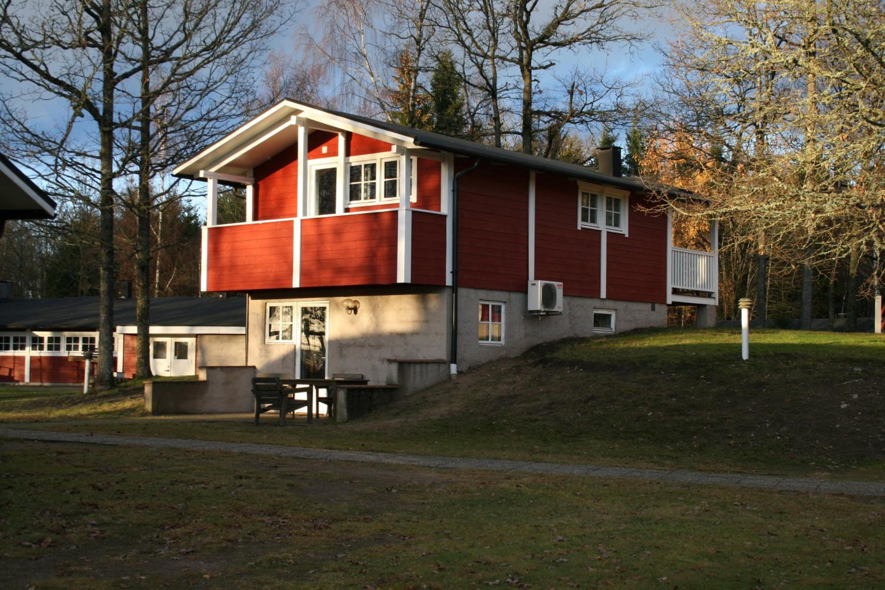 Three-Bedroom Cottage - Photo 2