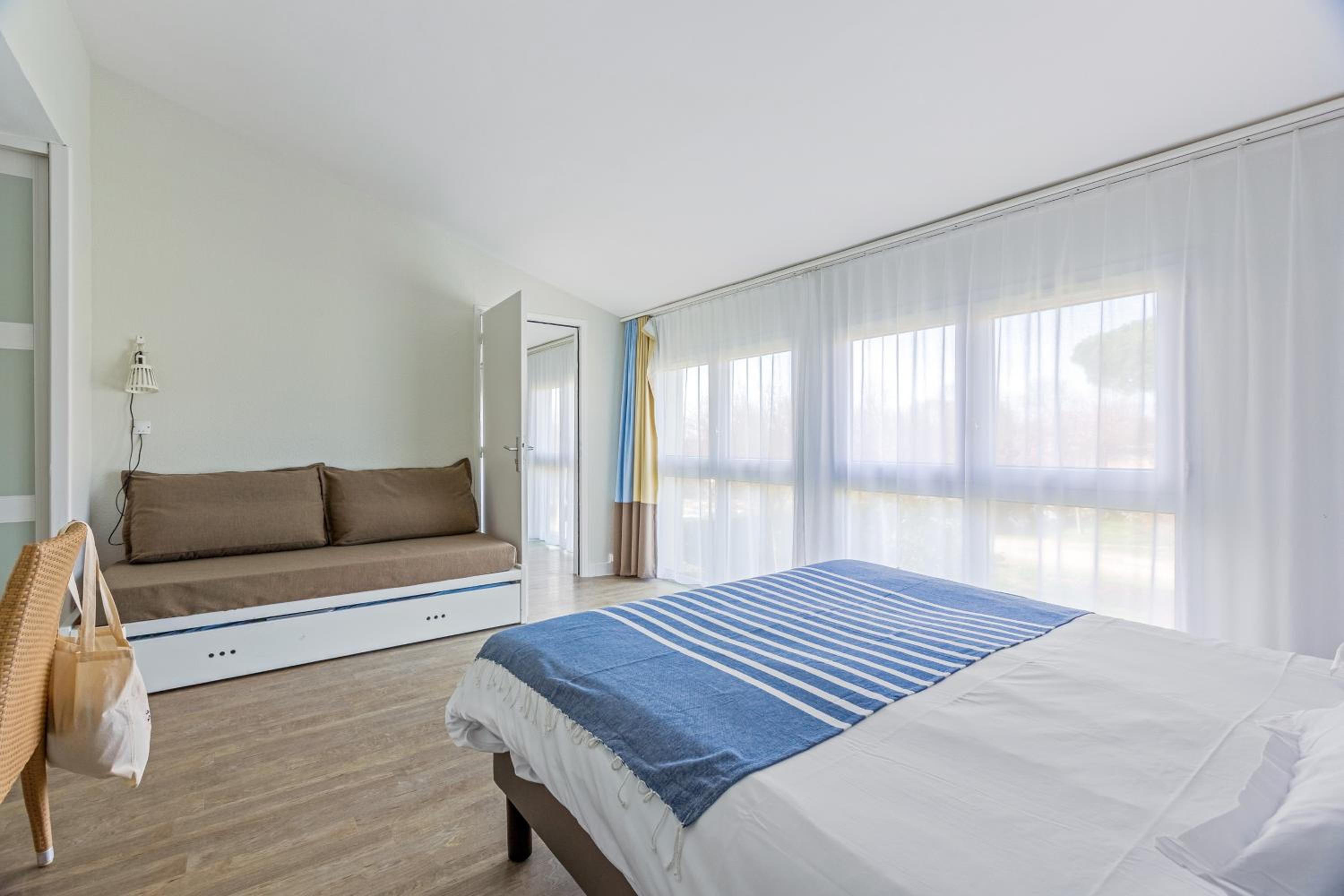 One-Bedroom Apartment (5 People) photo 2