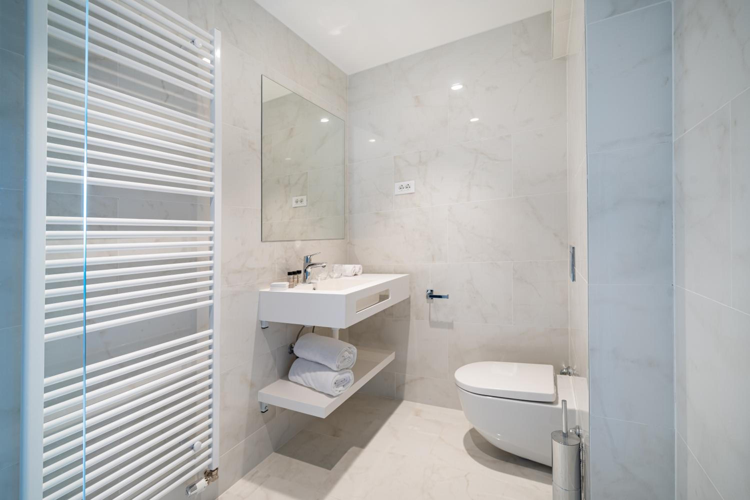 Suite with Balcony - Photo 18