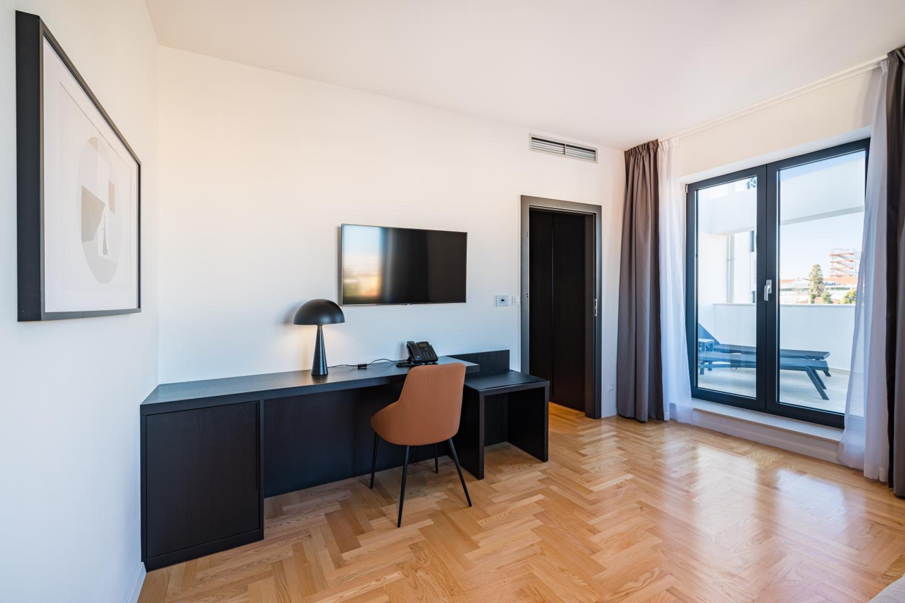 Suite with Balcony - Photo 4