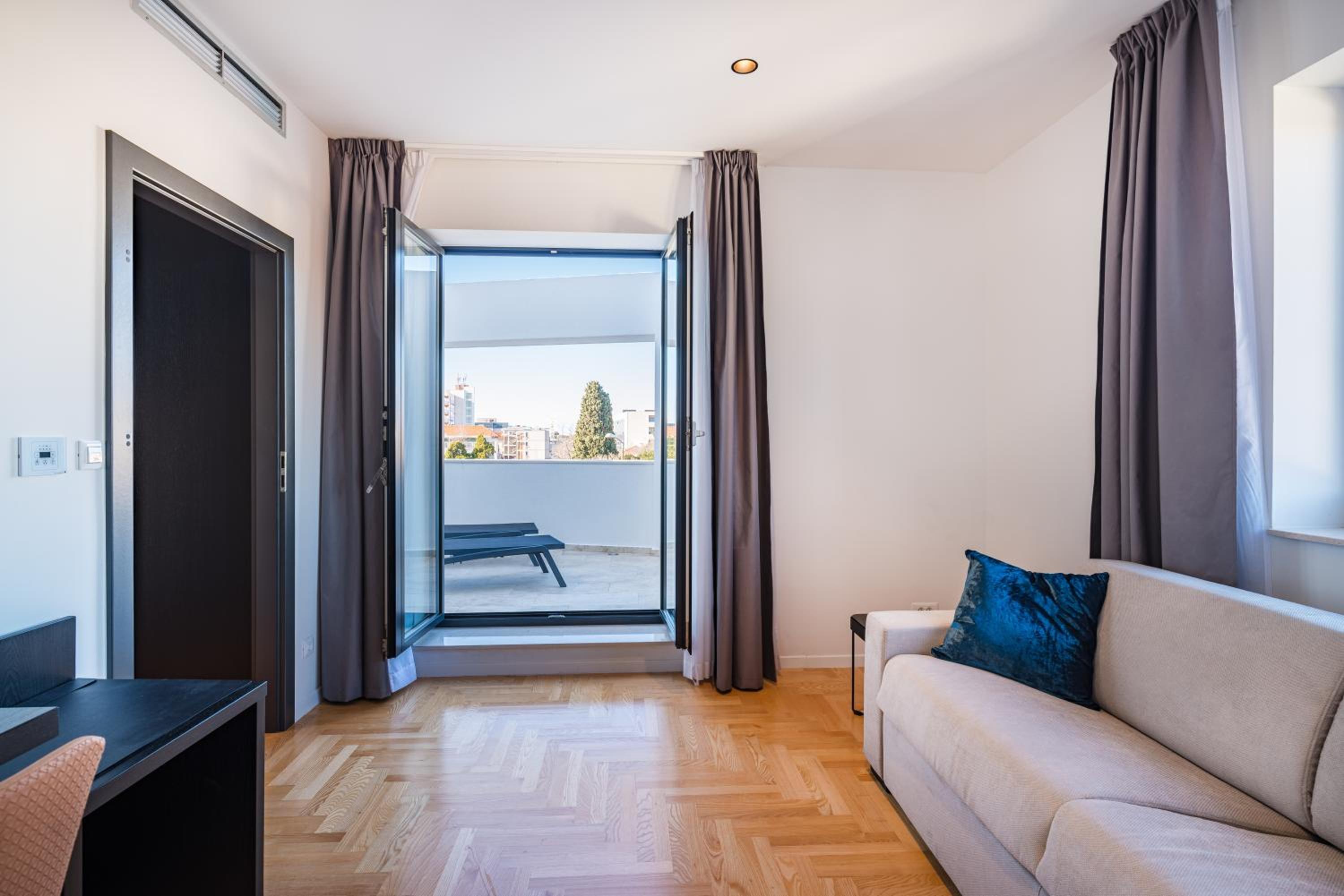 Suite with Balcony - Photo 9