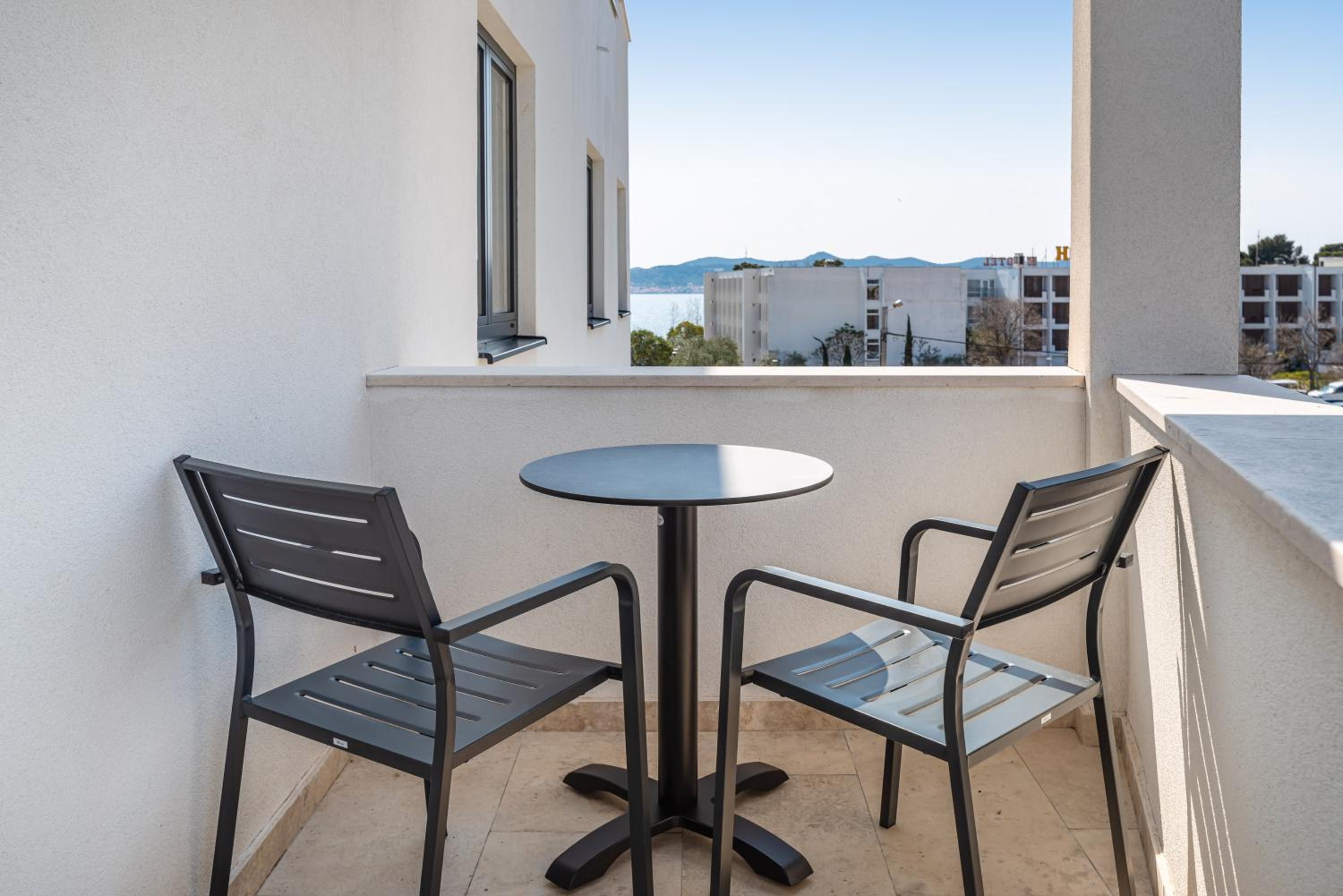 Double Room with Balcony - Photo 4