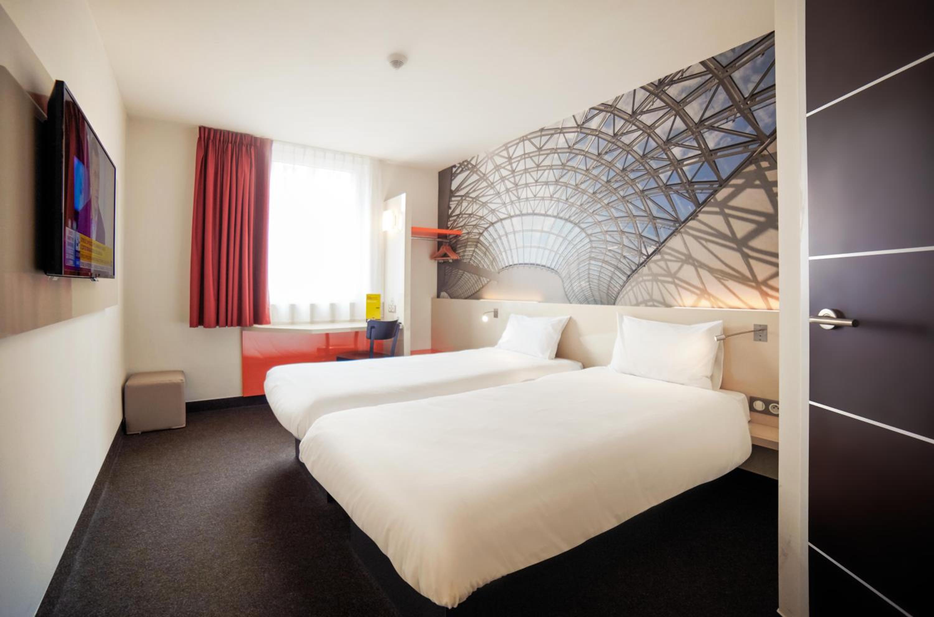 Large Twin Room - Photo 1