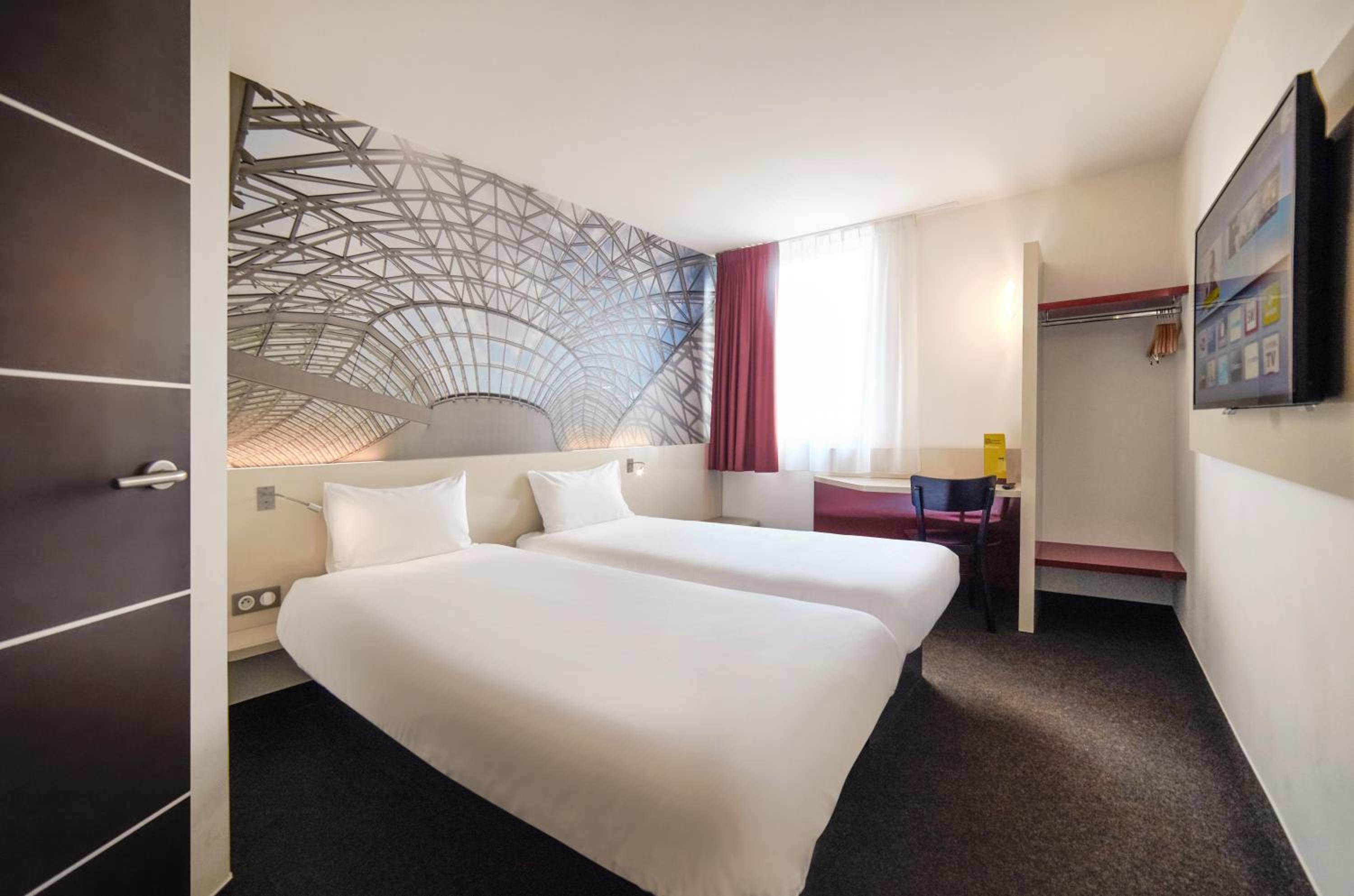 Large Twin Room - Photo 4