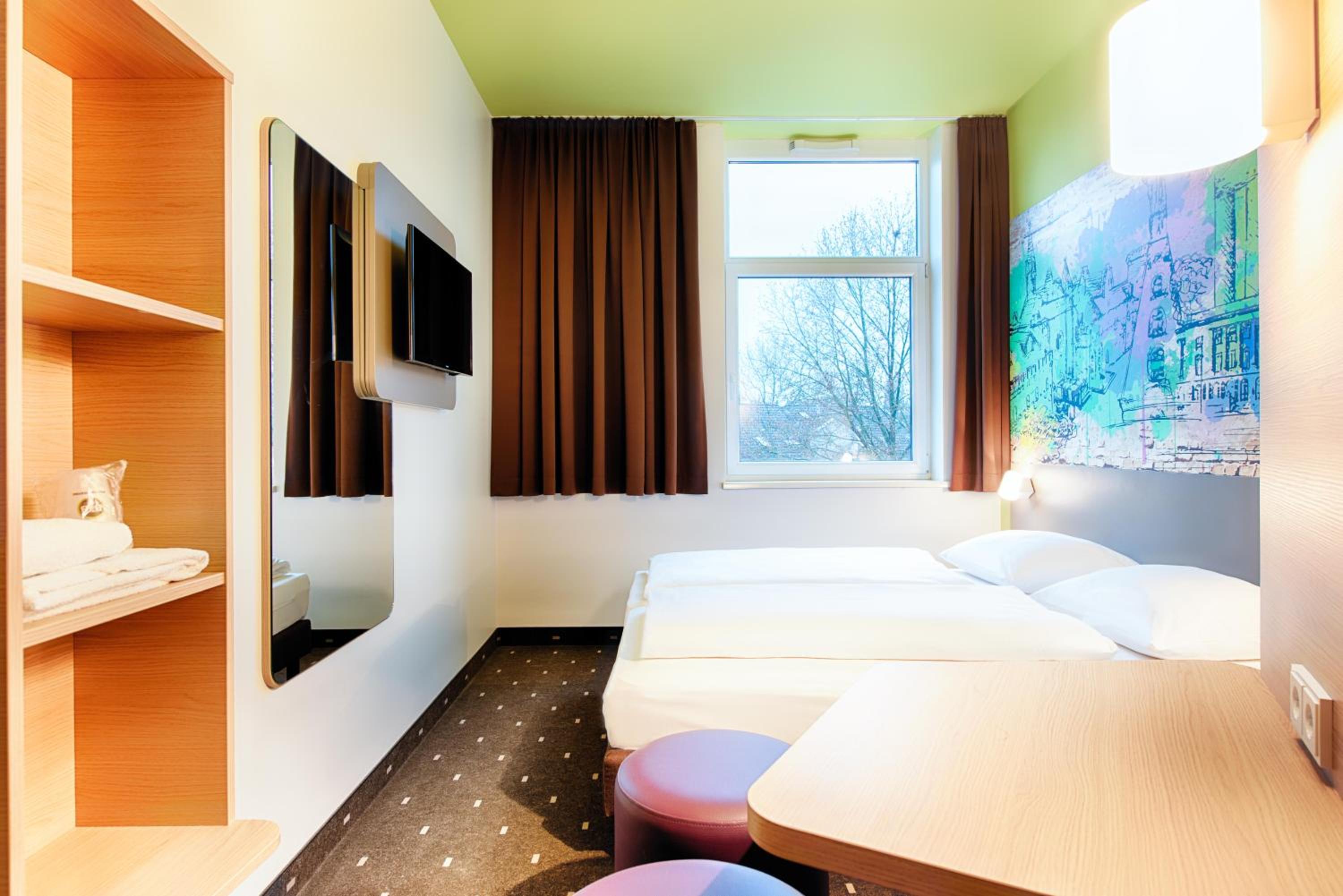 Twin Room - Non-Smoking - Photo 1