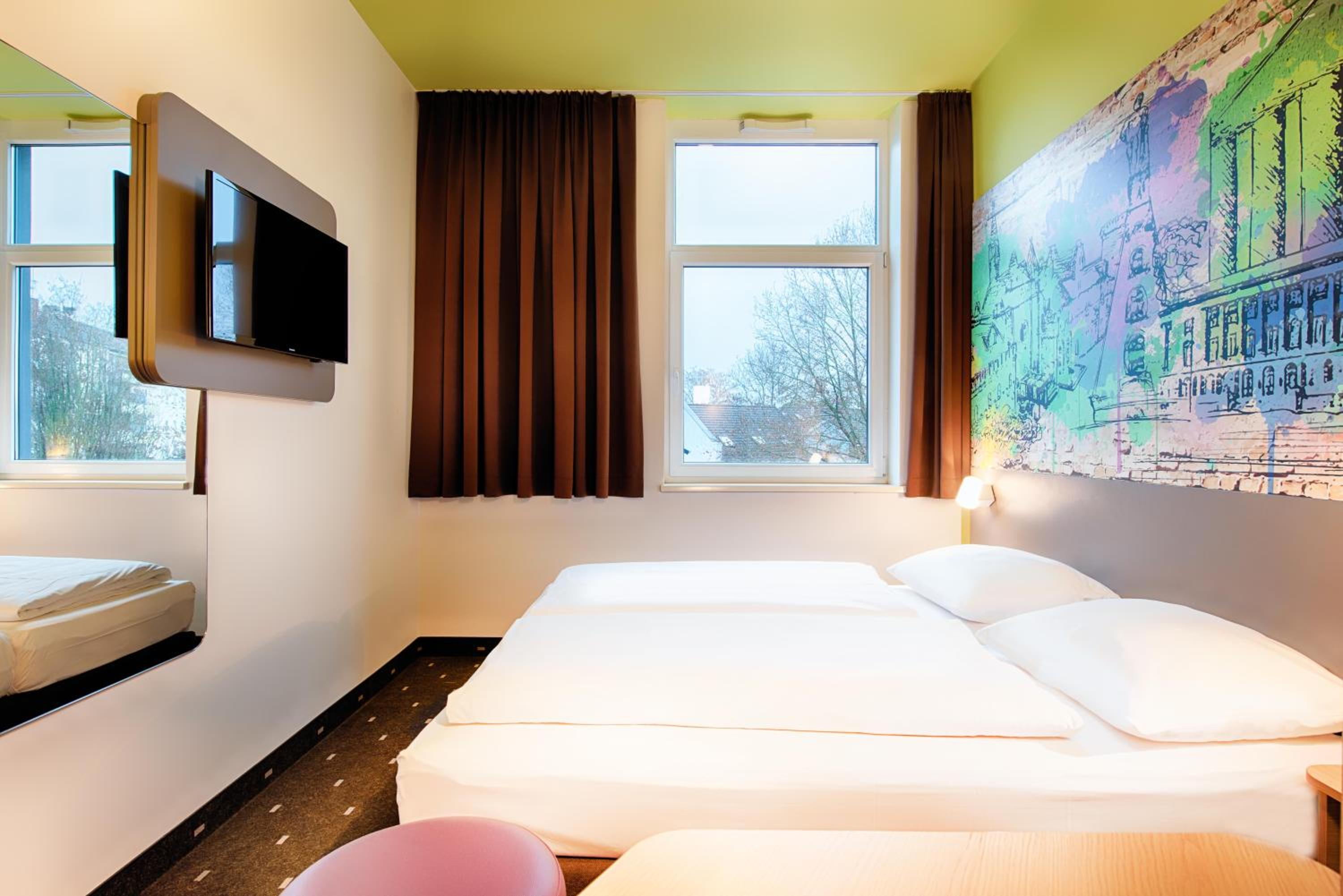 Twin Room - Non-Smoking - Photo 3