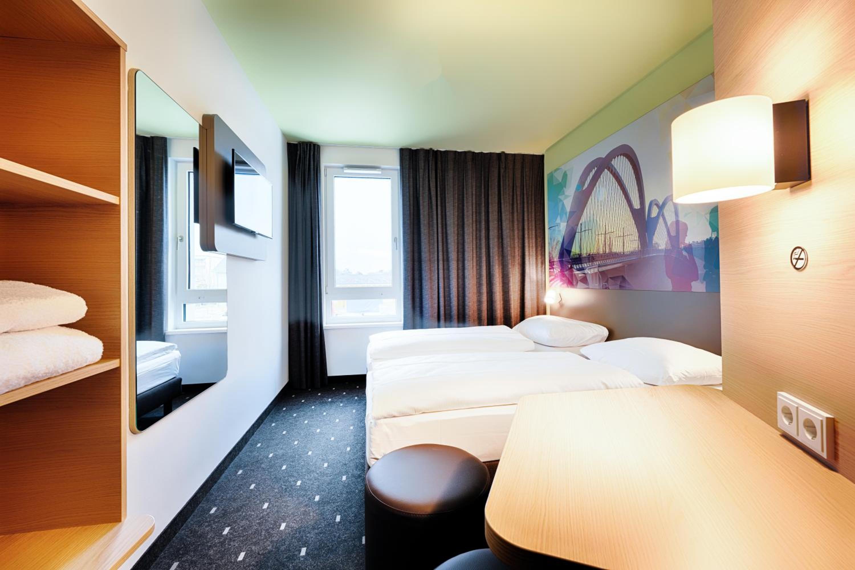 Twin Room thumbnail 6