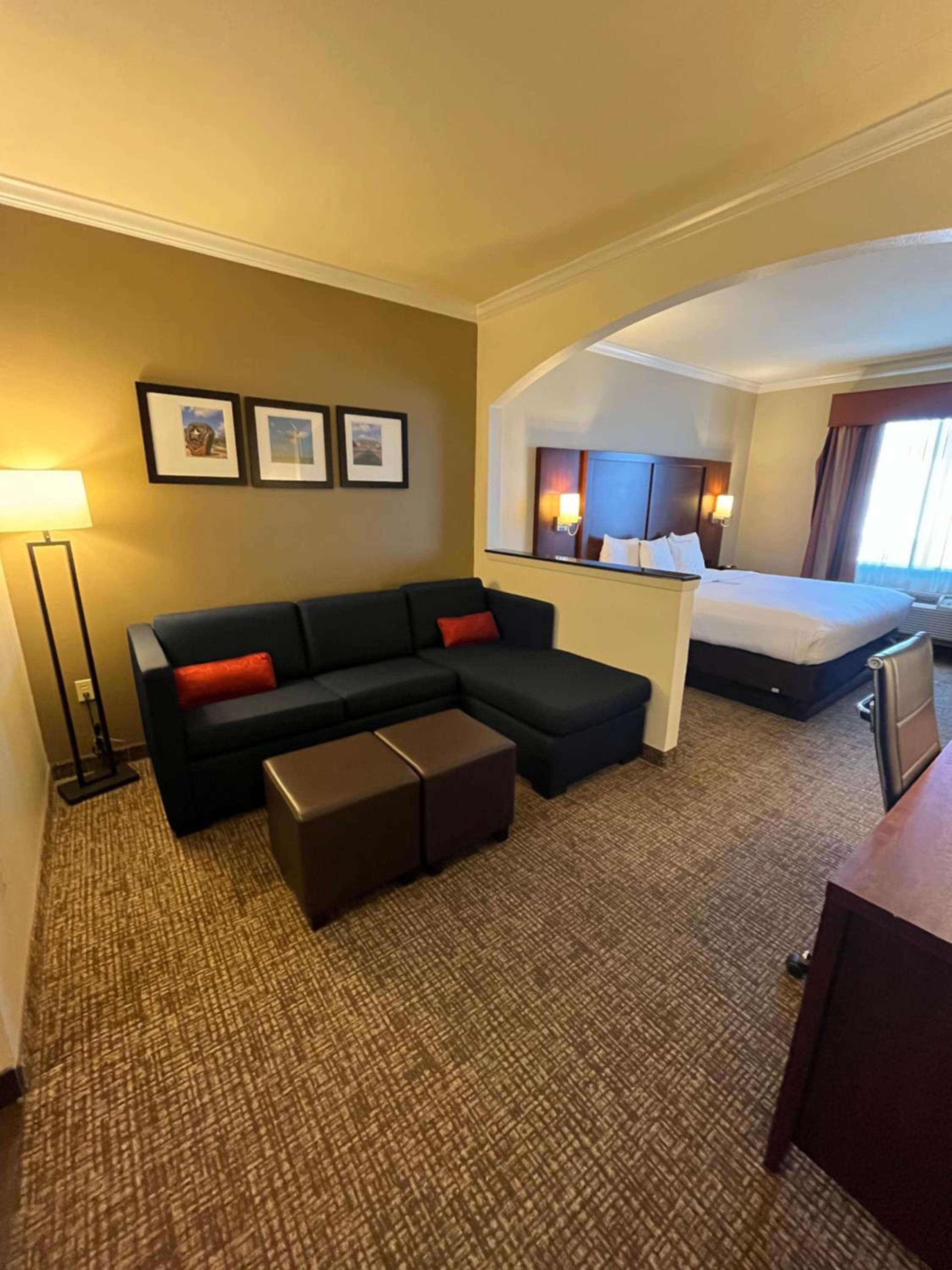 King Suite - Non-Smoking - Photo 4
