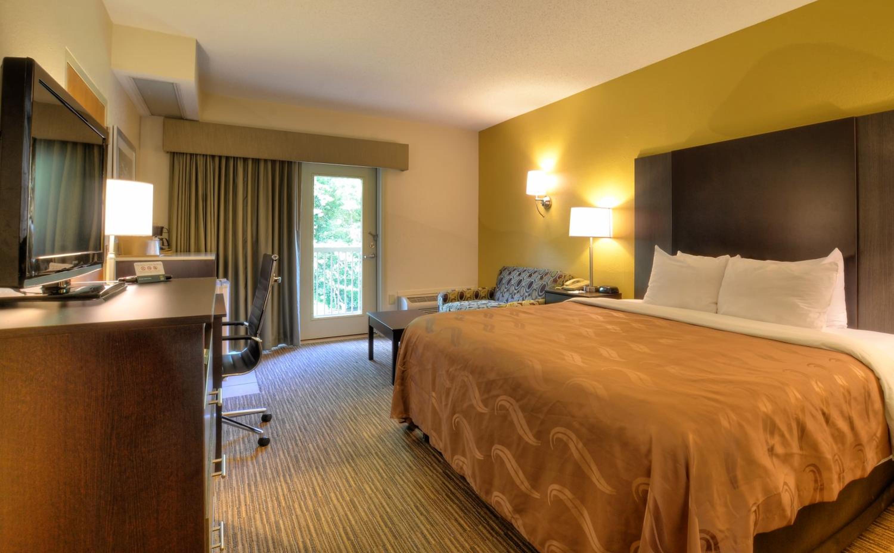 King Suite with River View - Accessible - Non-Smoking