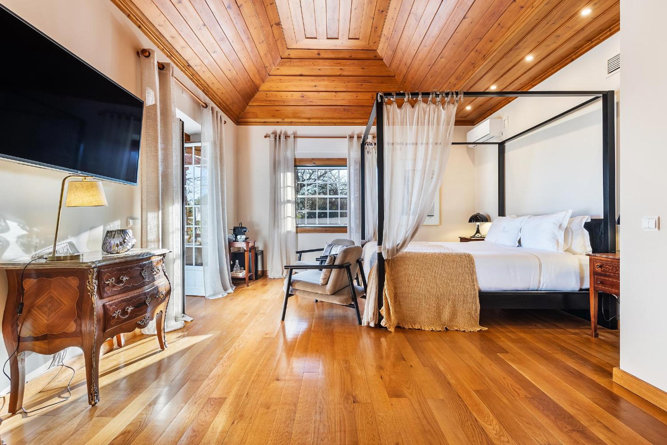 Suite with Pool View