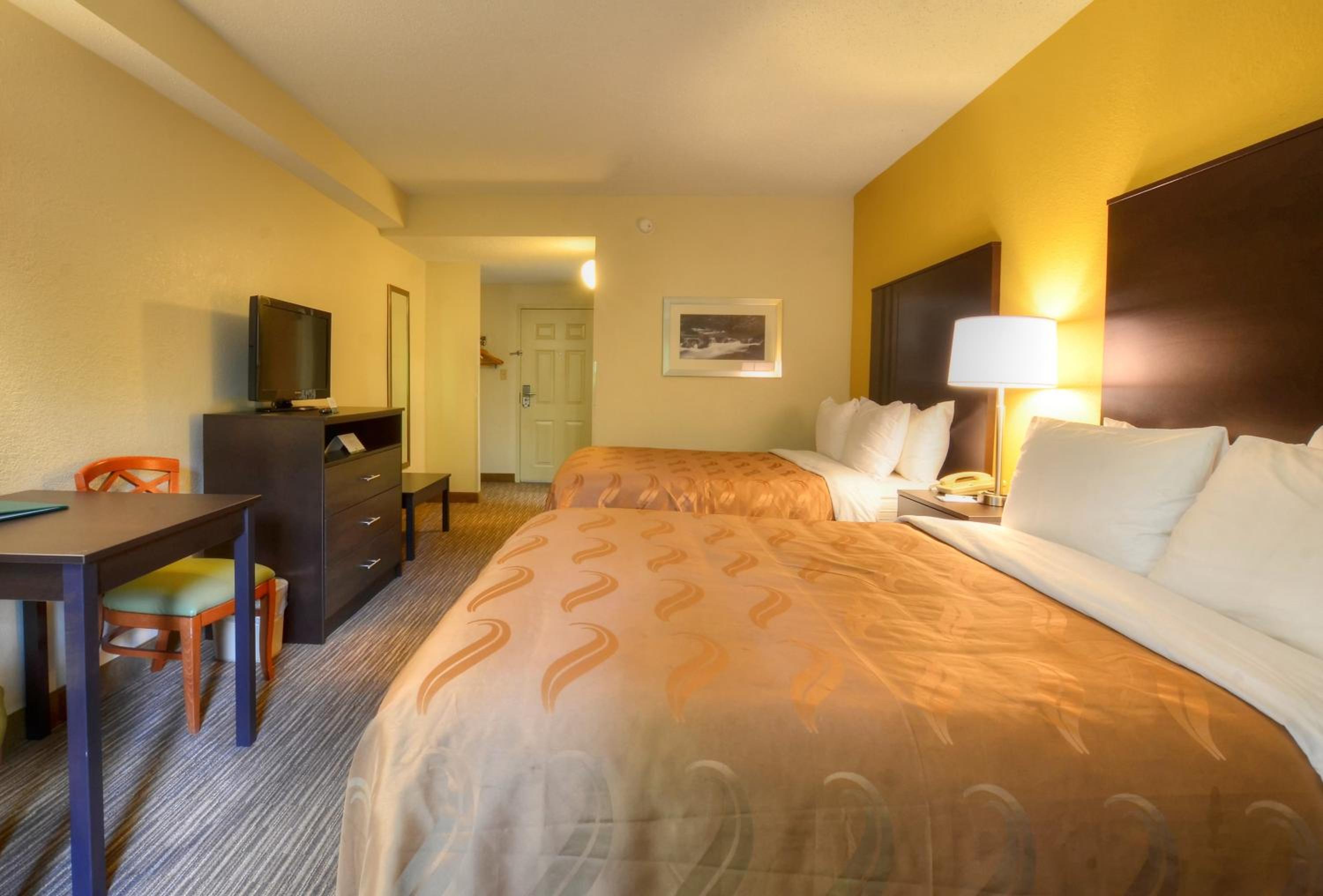 Queen Room with Two Queen Beds - Non-Smoking - Photo 3