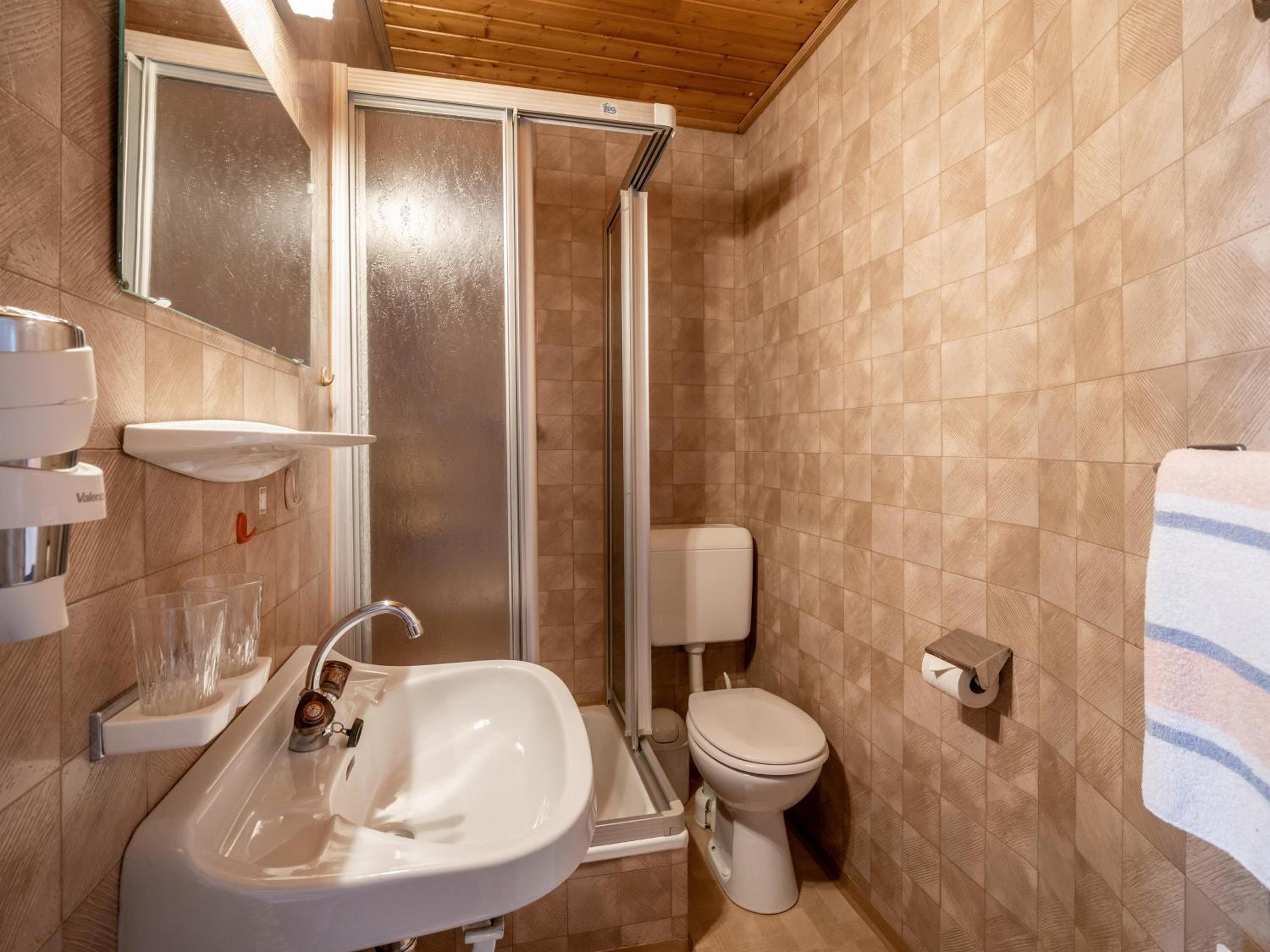 Two-Bedroom Apartment with Shower  photo 3