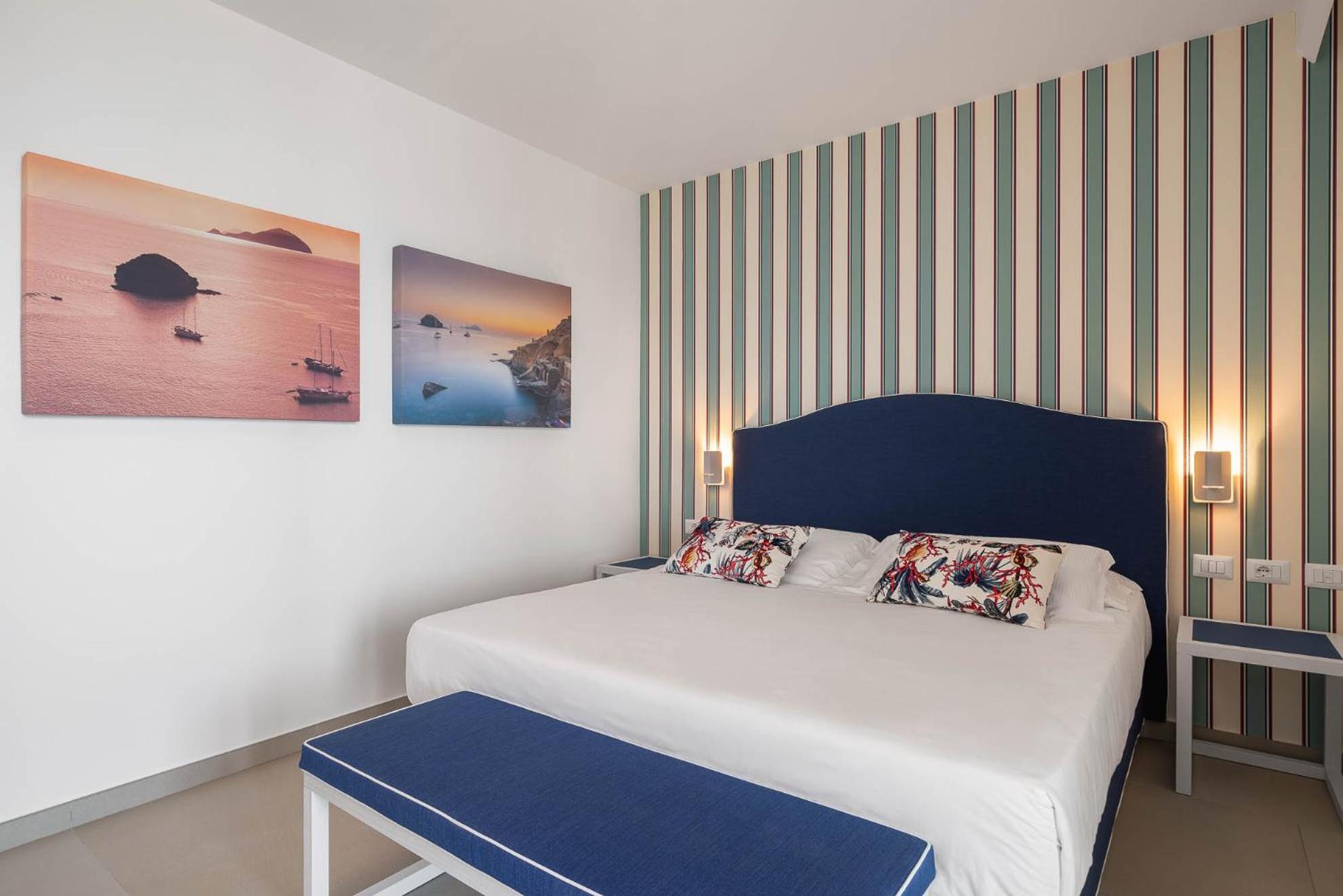 Deluxe Double Room with Side Sea View