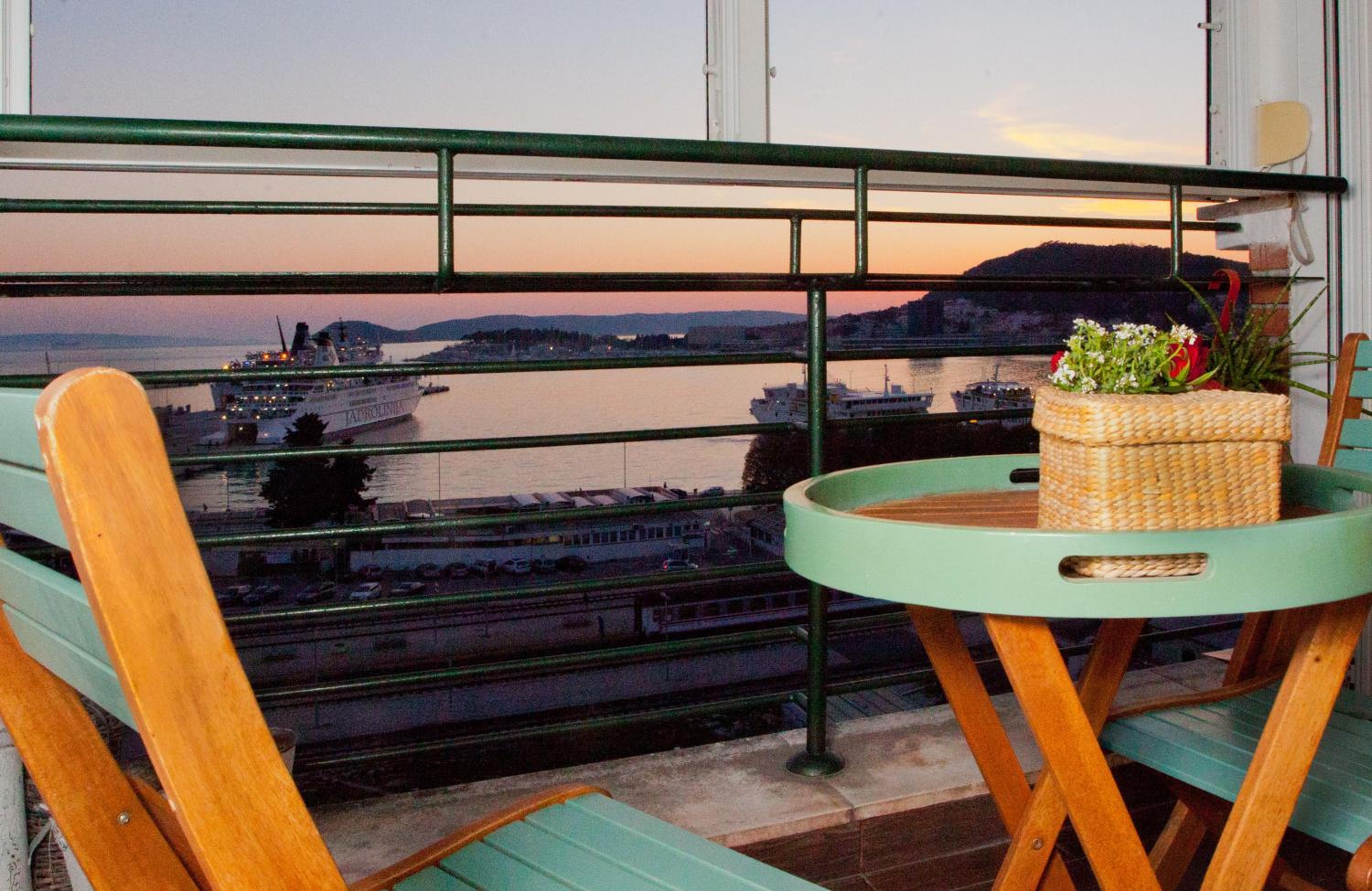 One-Bedroom Apartment with Balcony and Sea View - Photo 1