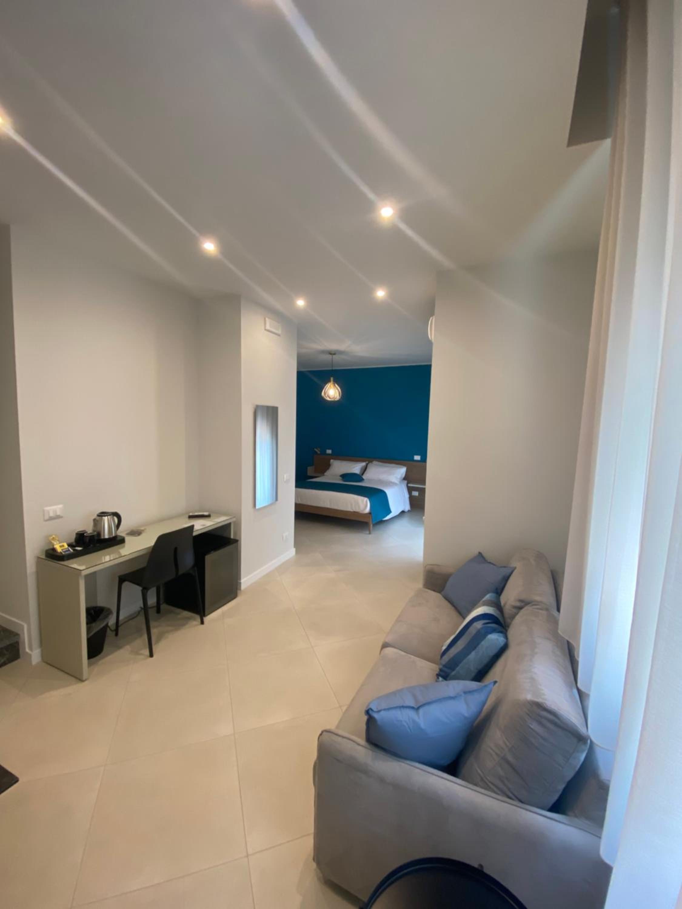 King Suite with Balcony - Photo 5