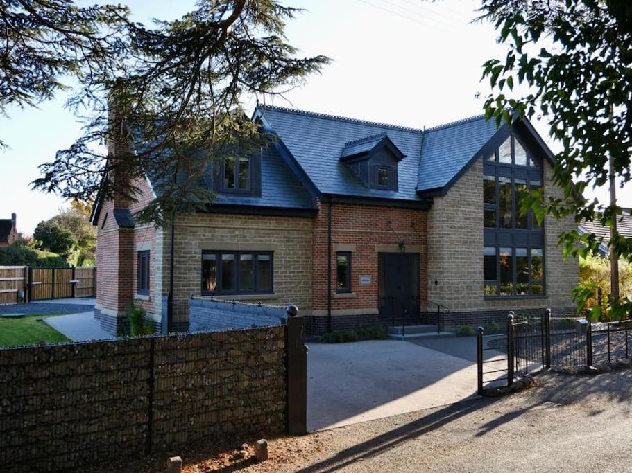 Five-Bedroom House photo 2