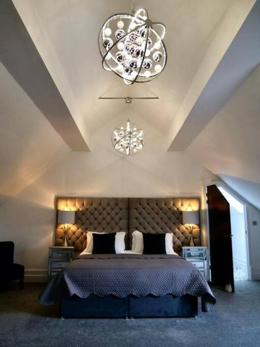Five-Bedroom House photo 1