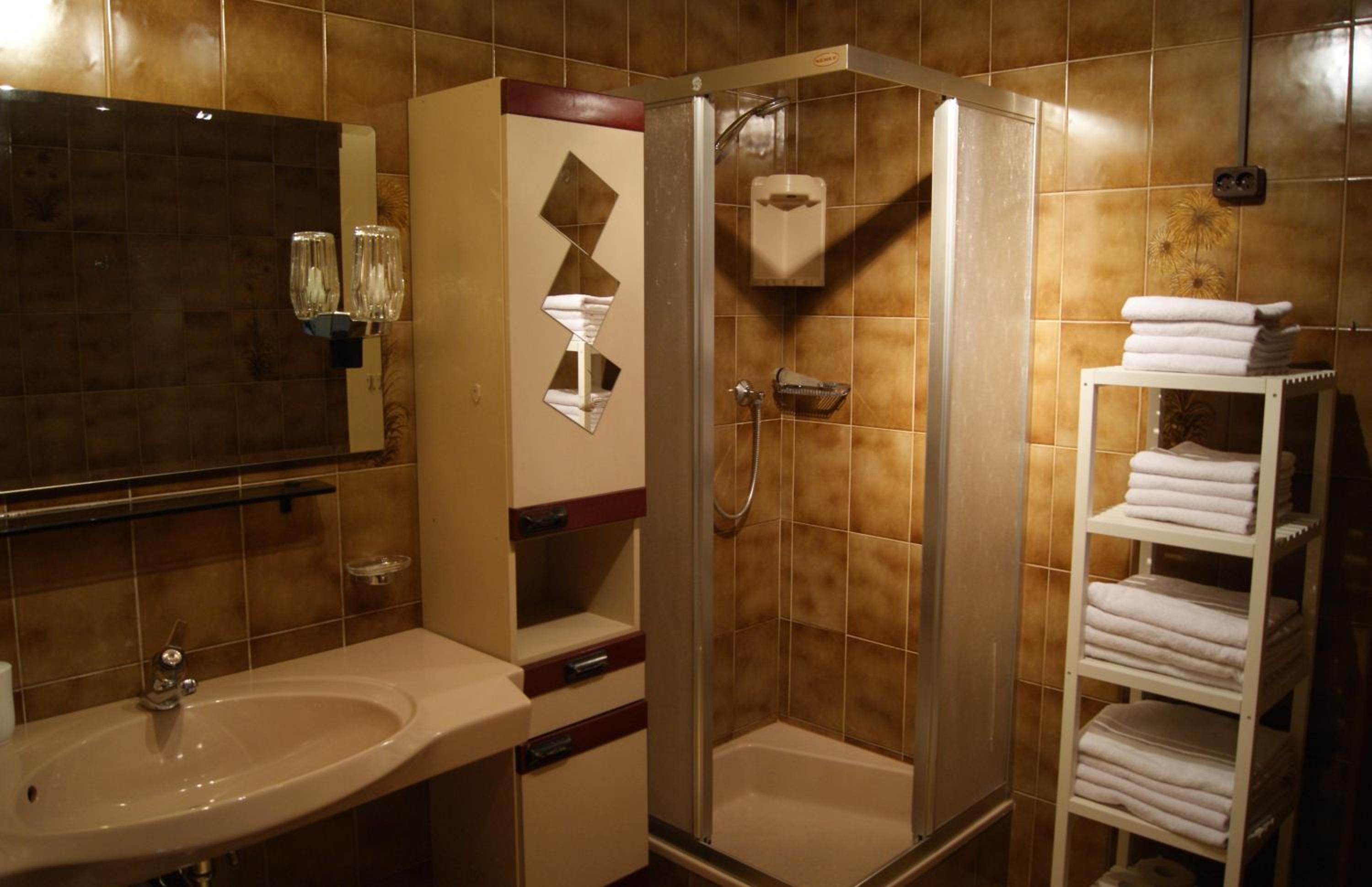 Three-Bedroom Apartment with Bath photo 3