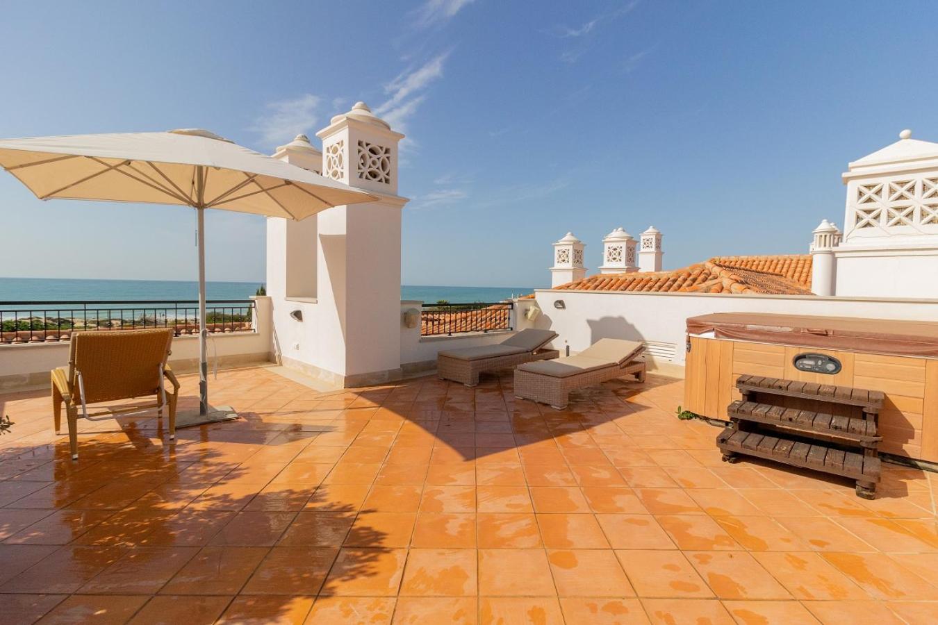 Deluxe Three-Bedroom Apartment with Hot Tub and Sea View, photo 6