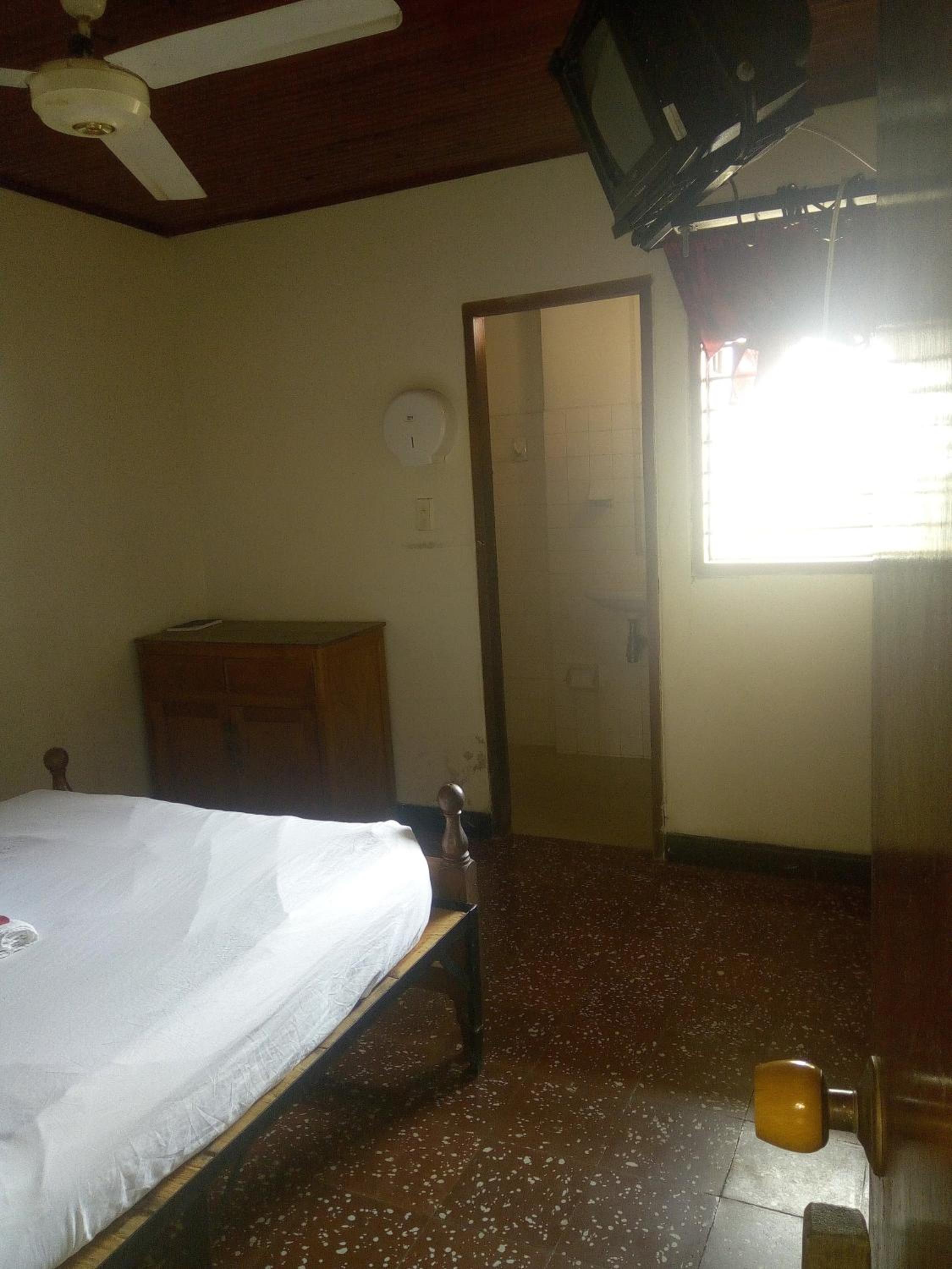 Standard Double Room with Fan - Photo 4
