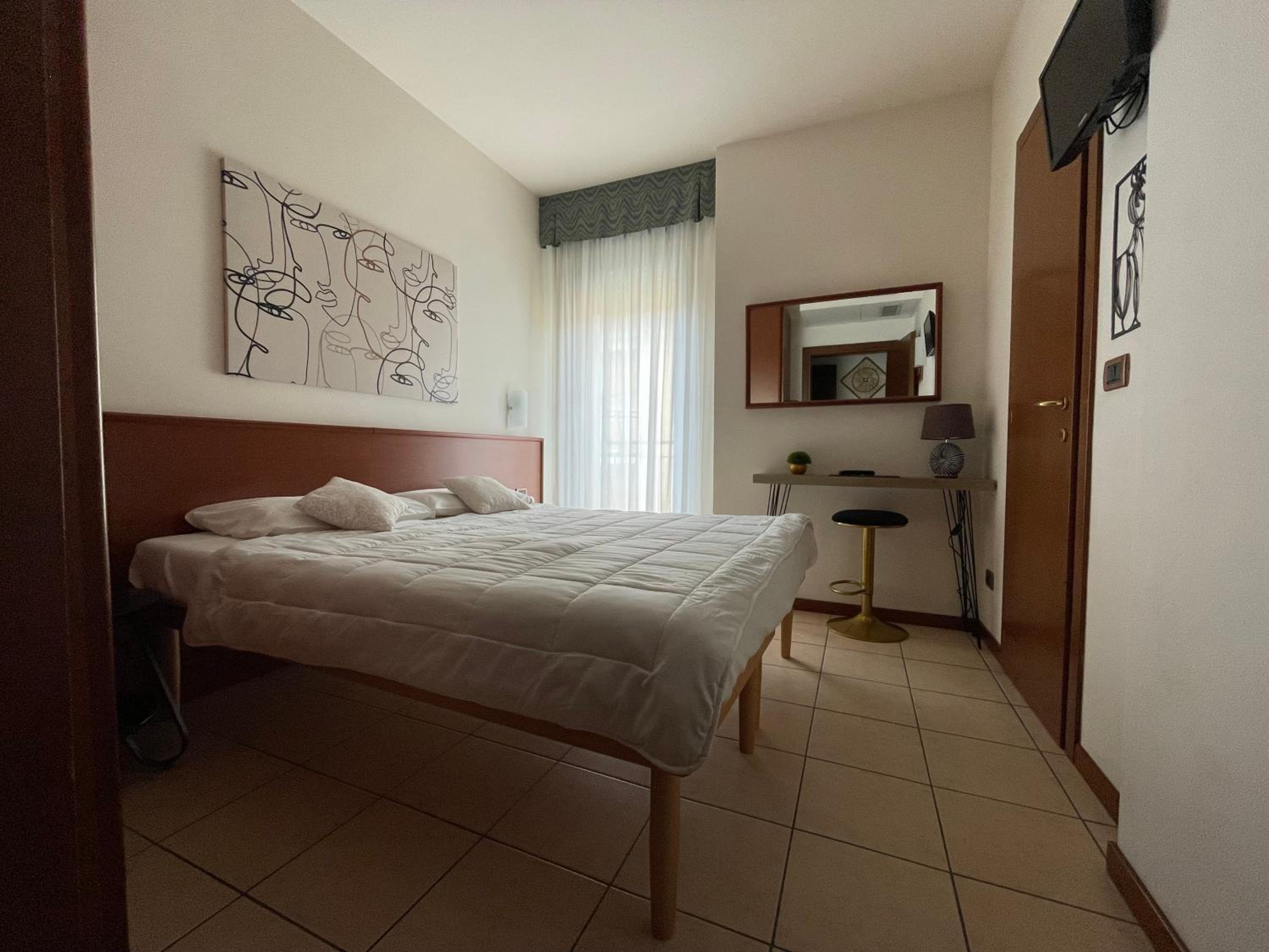 Economy Double Room - Photo 12