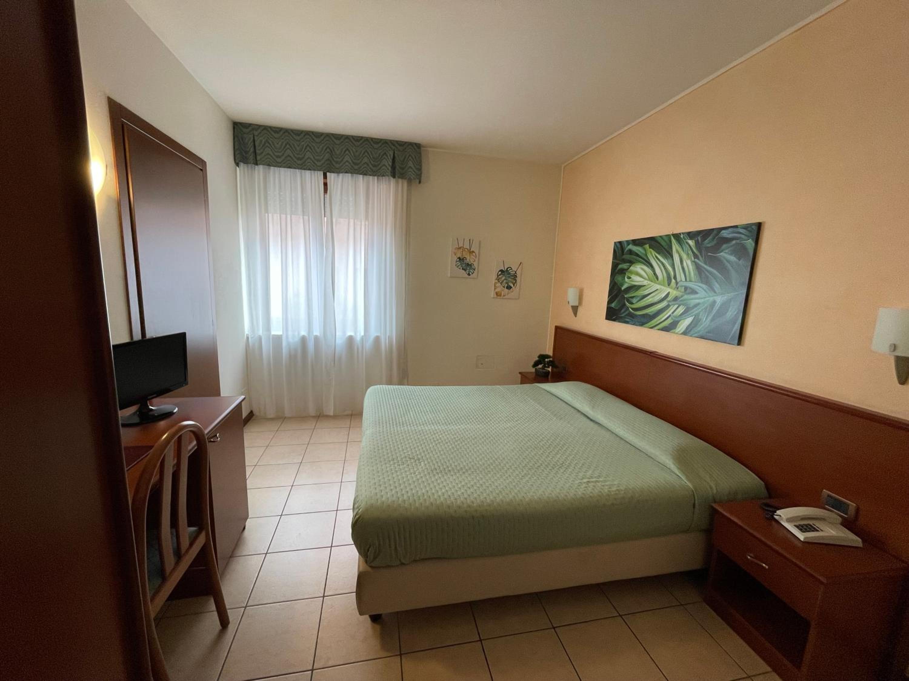 Economy Double Room - Photo 11