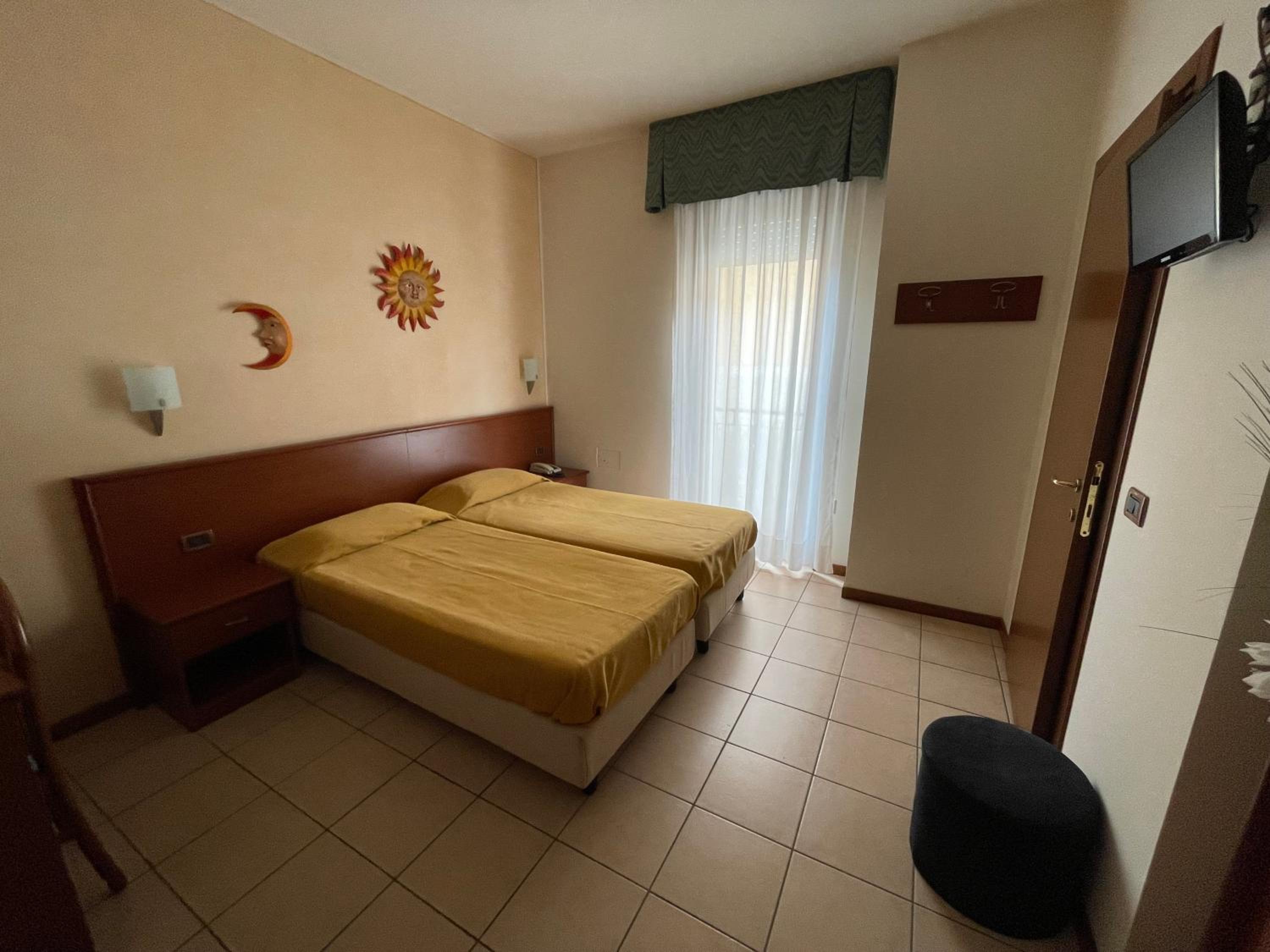 Economy Double Room - Photo 13