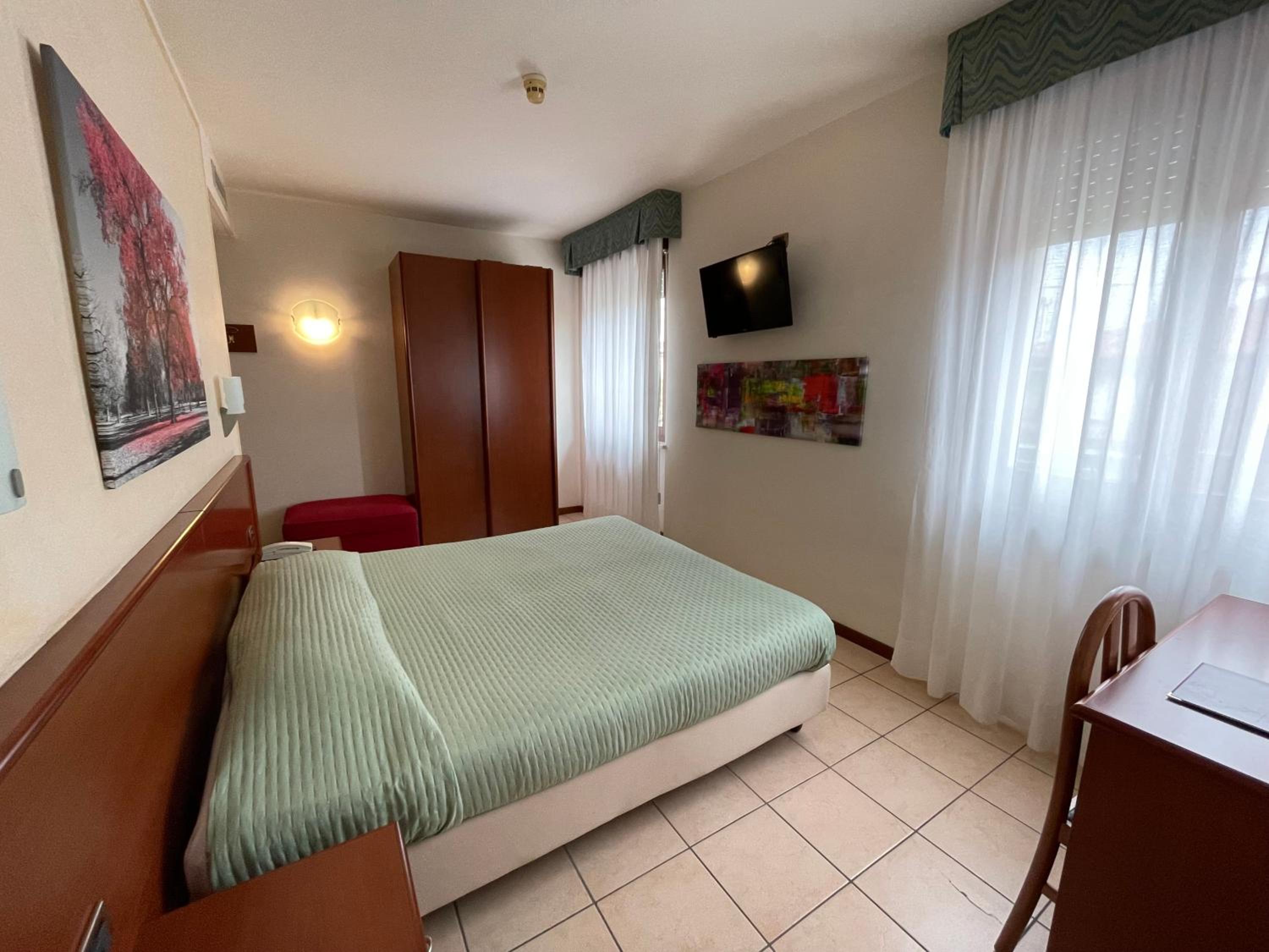 Economy Double Room - Photo 10