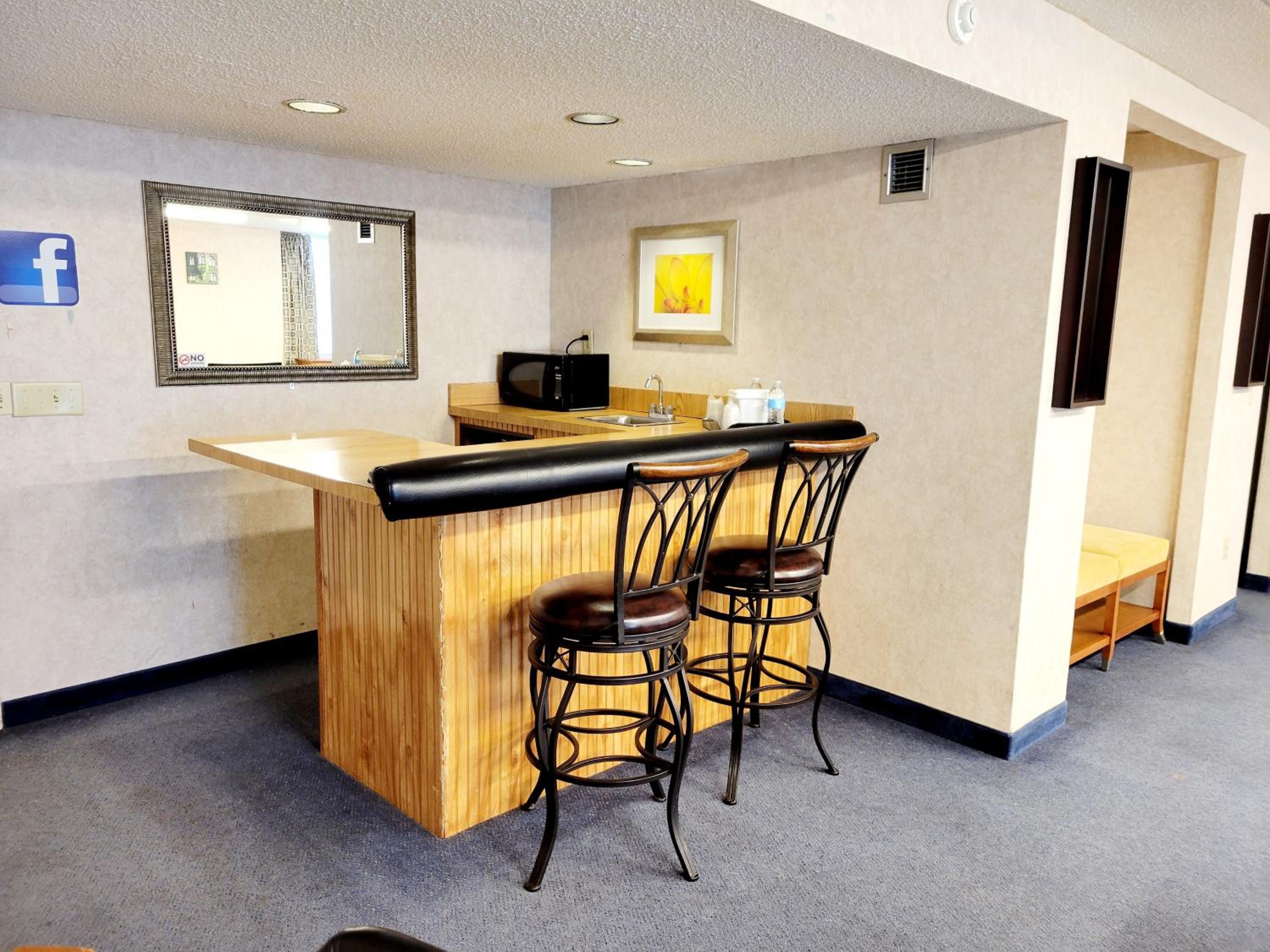 1 Room King Suite Non-Smoking photo 3