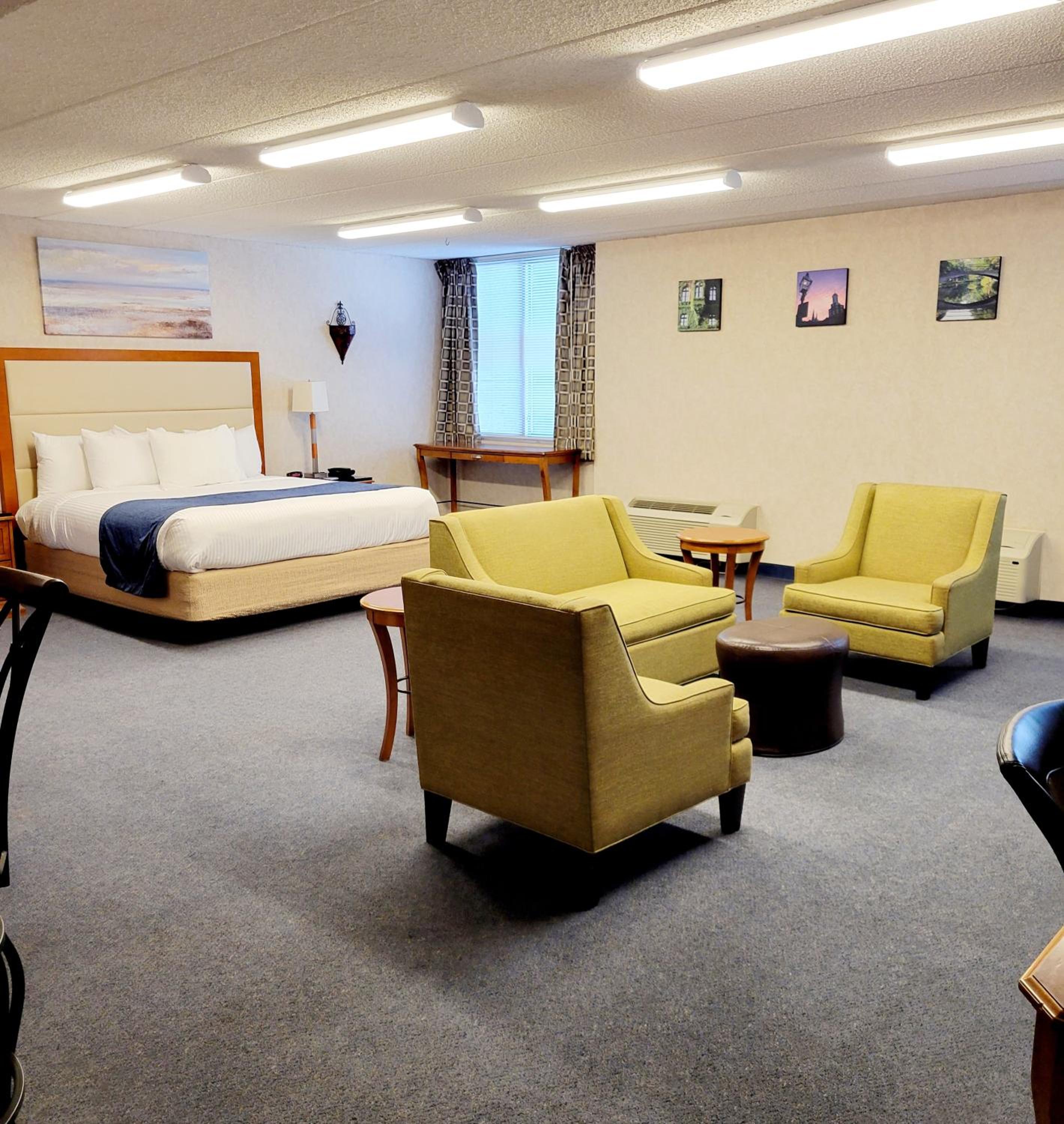 1 Room King Suite Non-Smoking photo 2